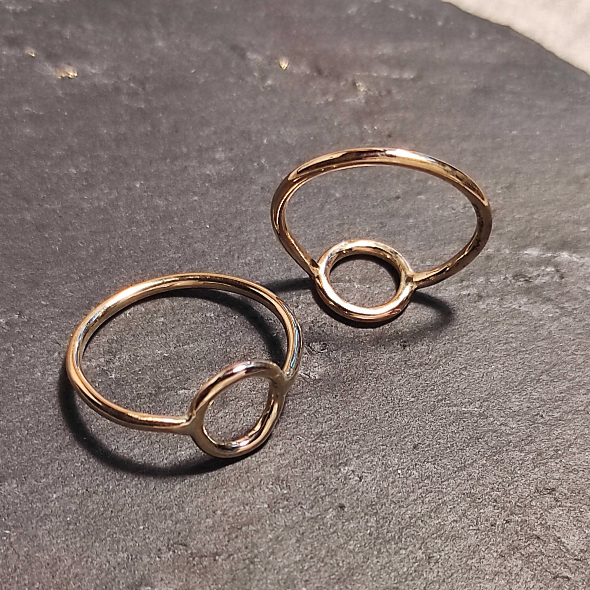 טבעת עגולה גולדפילד לנשים מייצגת זרימה ואיזון רוחני