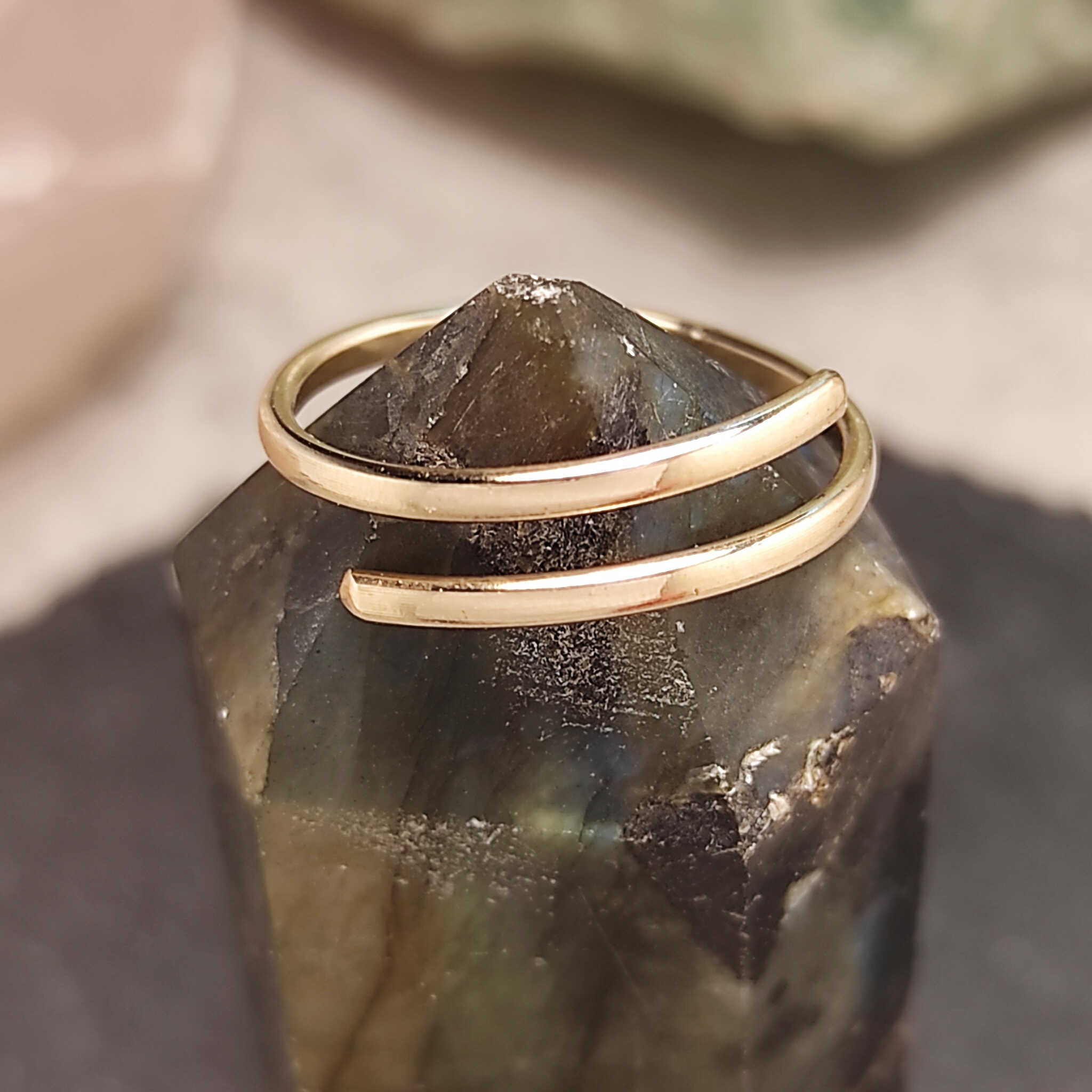 טבעת גולדפילד 14K בעבודת יד בעיצוב ספירלה אורגני לנשים