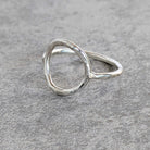 טבעת כסף 925 בעבודת יד עם מרקם מרוקע ועובי נדיב