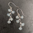 עגילי כסף בעבודת יד עם אבני אקוומרין תלויות על שרשרת עדינה