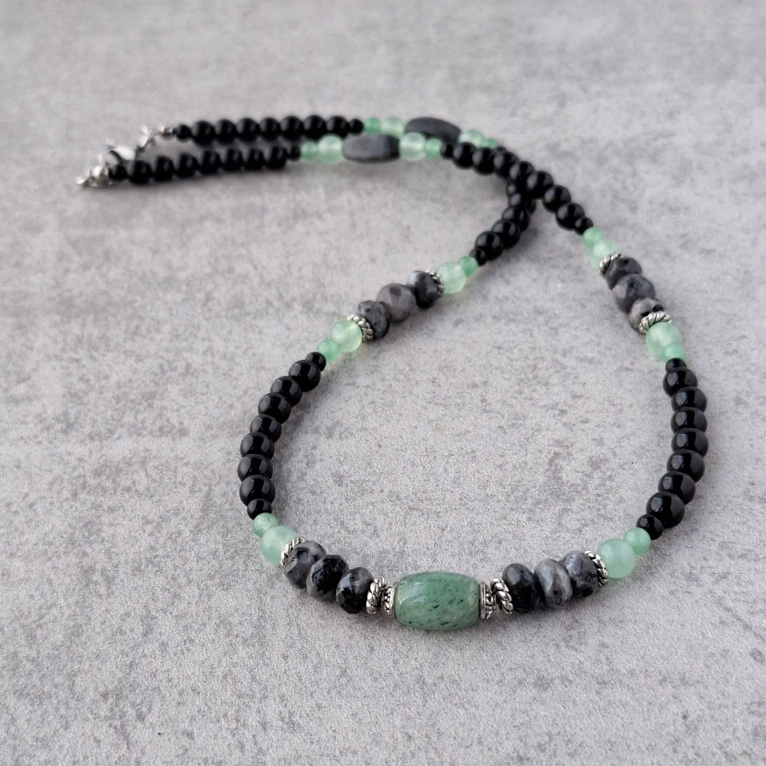 שרשרת לגברים עם אבני חן