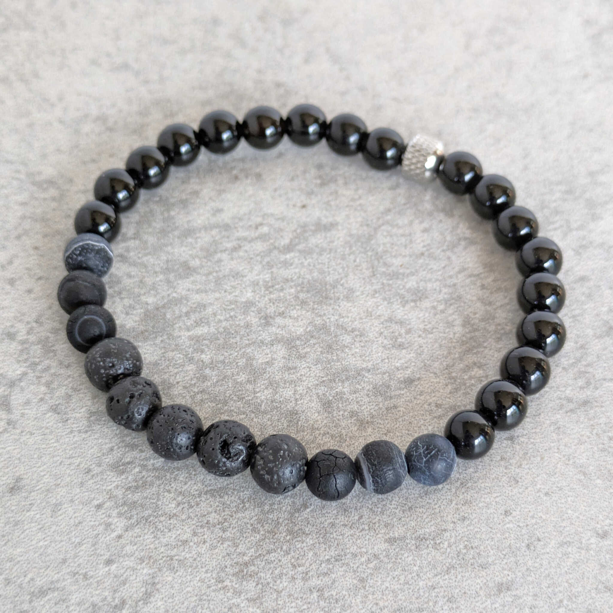 צמיד בעבודת יד אבן לבה ואגת שחורה לאומץ וביטחון עצמי לנשים