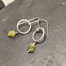 עגילי כסף סטרלינג בעיצוב אווירי עם תליון פרידוט מתנדנד, במראה קליל ואנרגטי סול אלמנטס