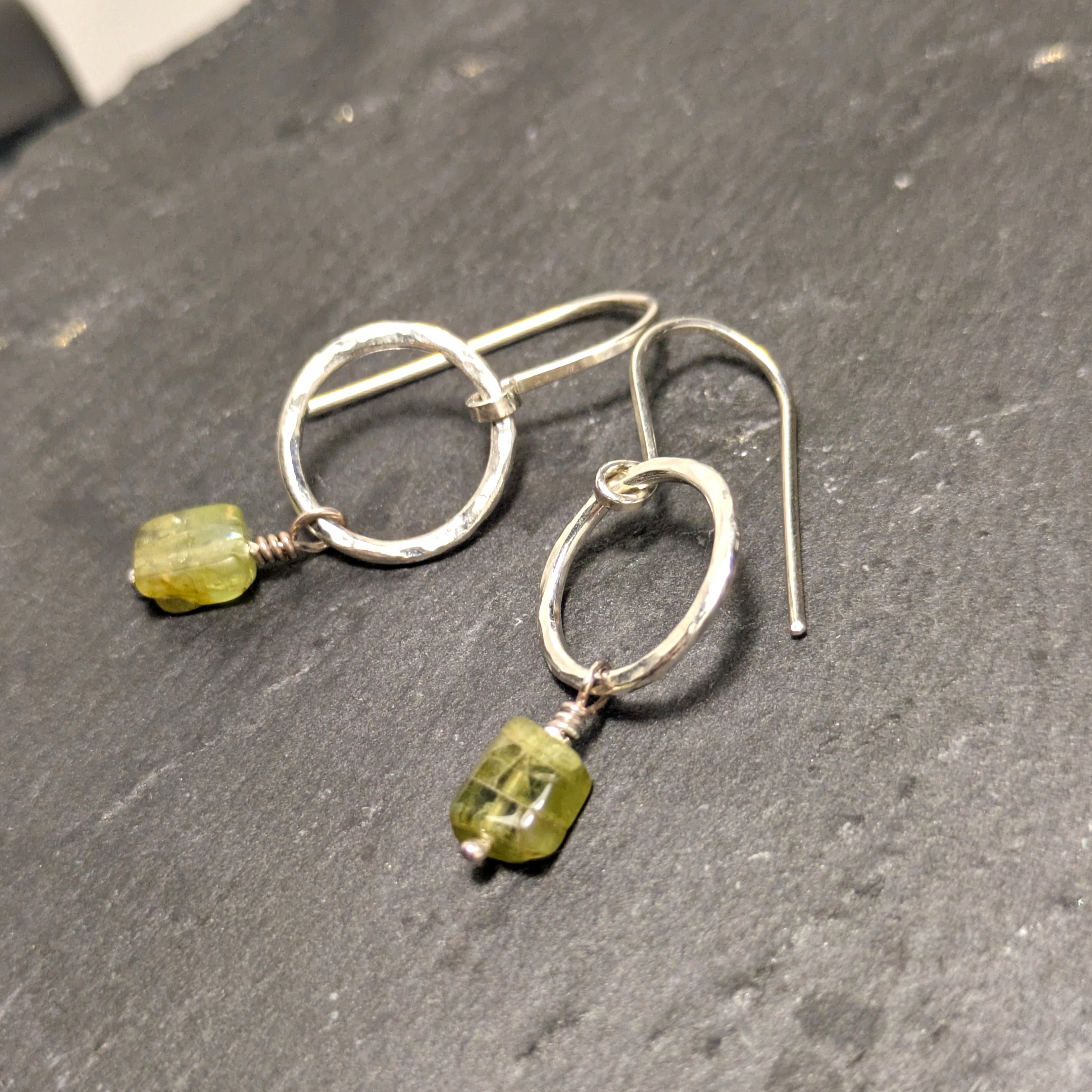 עגילי כסף סטרלינג בעיצוב אווירי עם תליון פרידוט מתנדנד, במראה קליל ואנרגטי סול אלמנטס