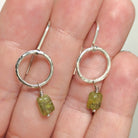 עגילים מלאי ברק, מעגלים מרוקעים תלויים עם אבן פרידוט שקופה בגוון טבעי סול אלמנטס