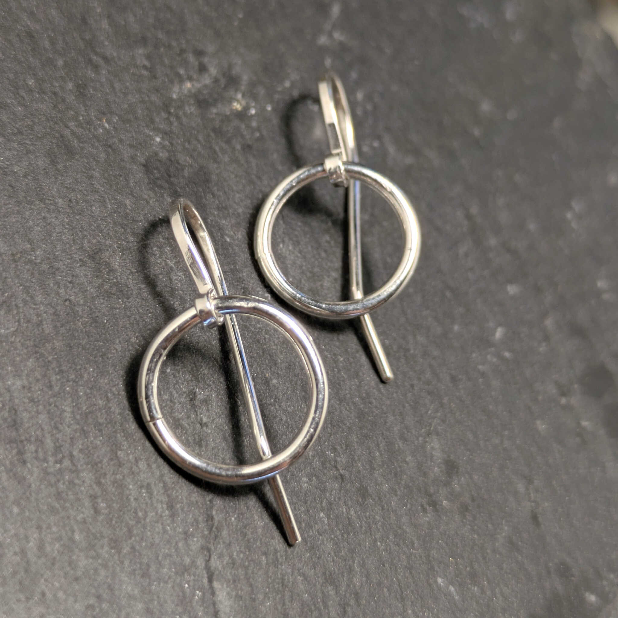 עגילי כסף סטרלינג 925 מינימליסטיים עגולים קארמה למראה יומיומי נקי ופשוט