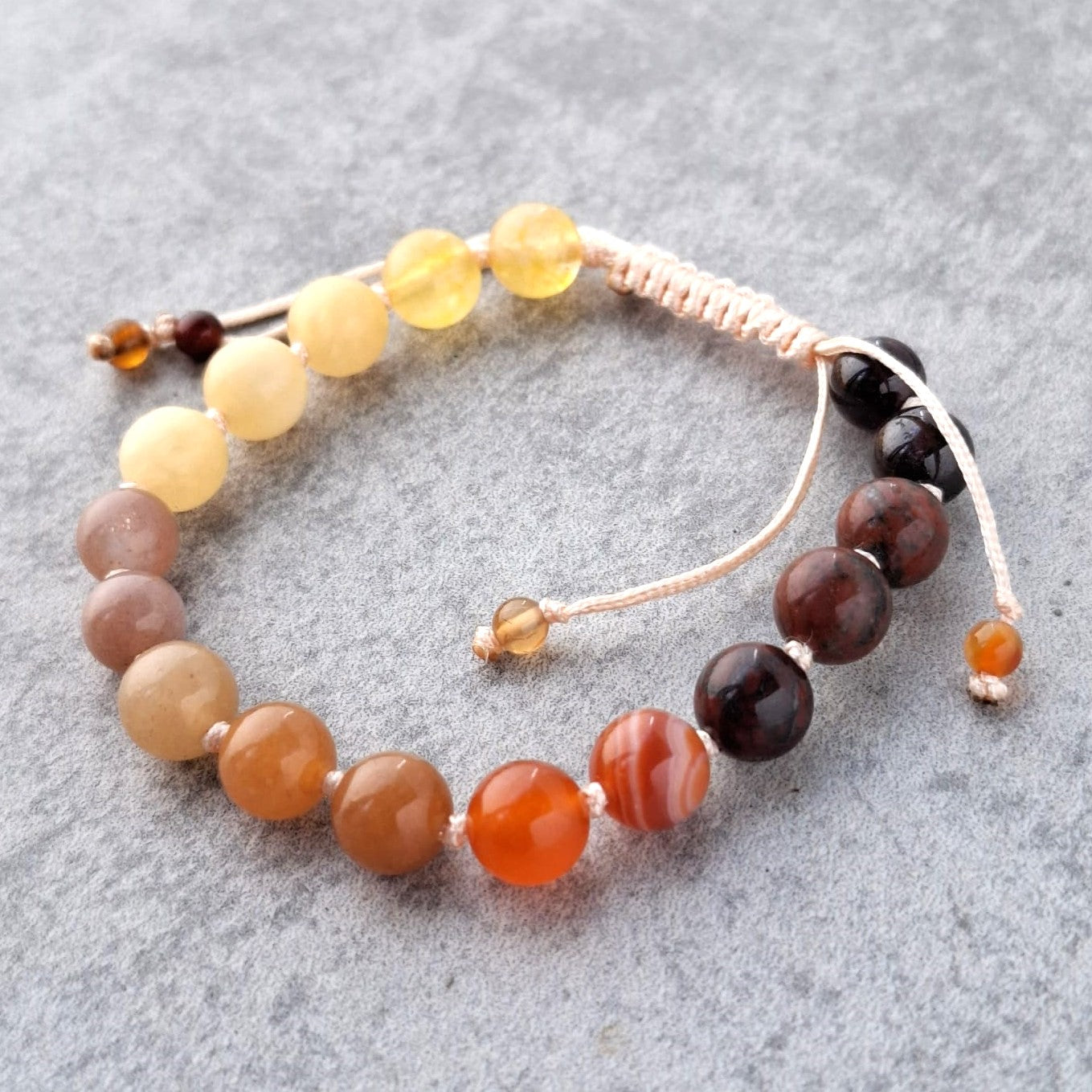 צמיד אבני חן בגווני כתום ואדום לשמחה ואושר