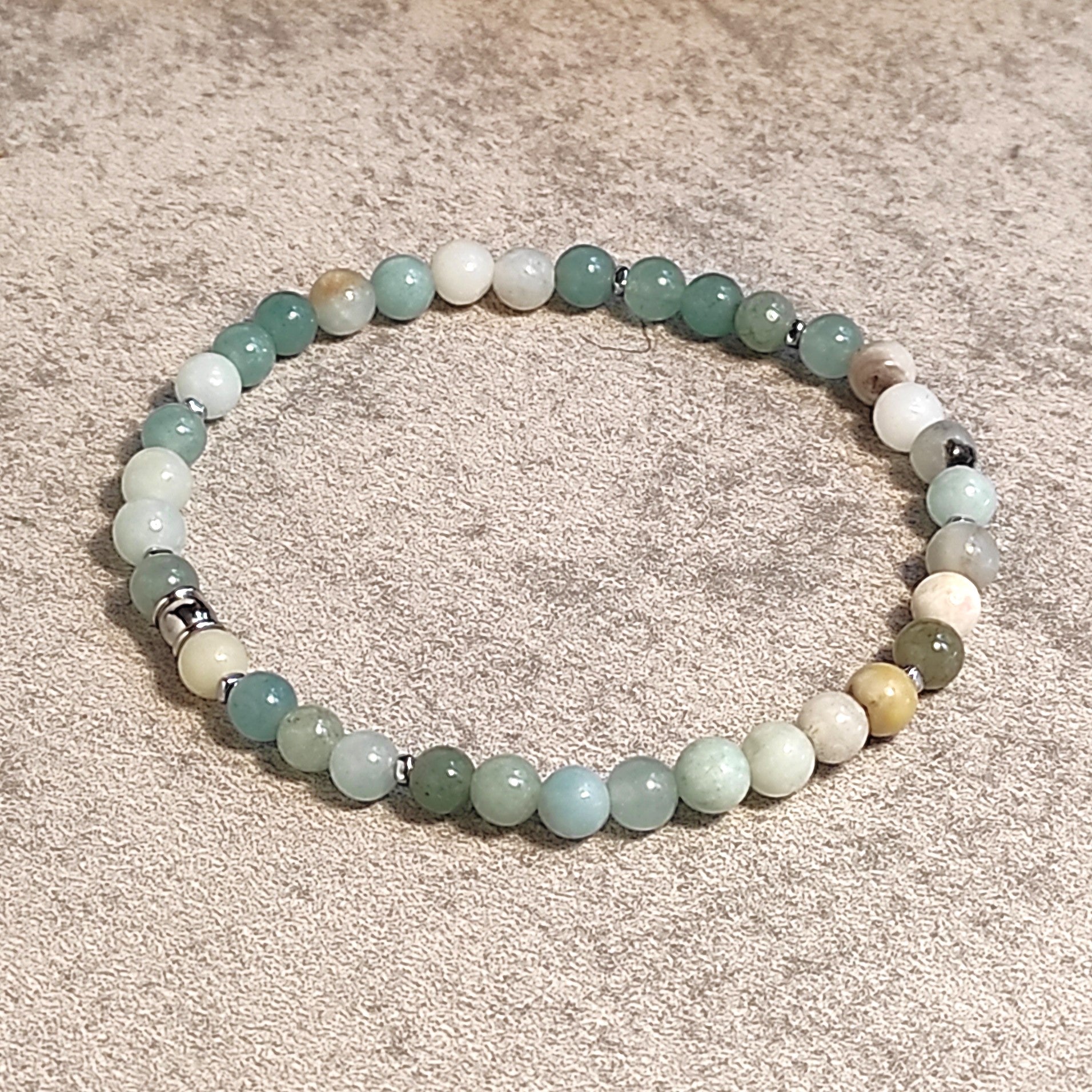 צמיד אמזונייט חרוזים טבעיים לרוגע פנימי וביטוי עצמי – SOUL ELEMENTS