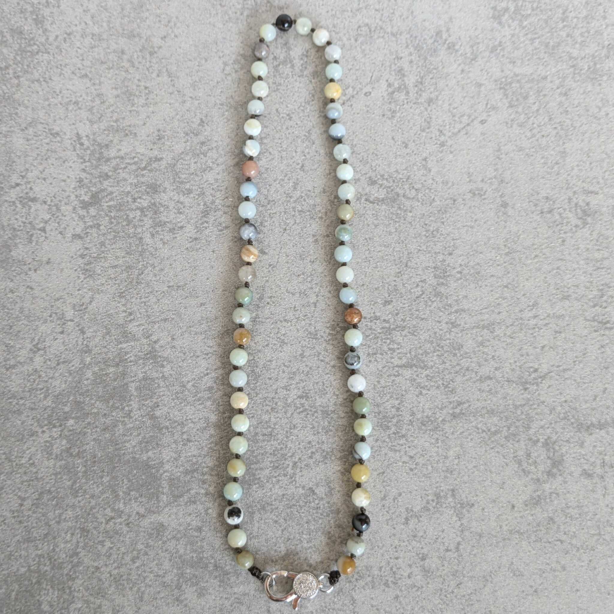 מאלה 54 חרוזים אמזונייט כל חרוז קשור בקשר עדין לבהירות מחשבה רוגע ואיזון מנטלי