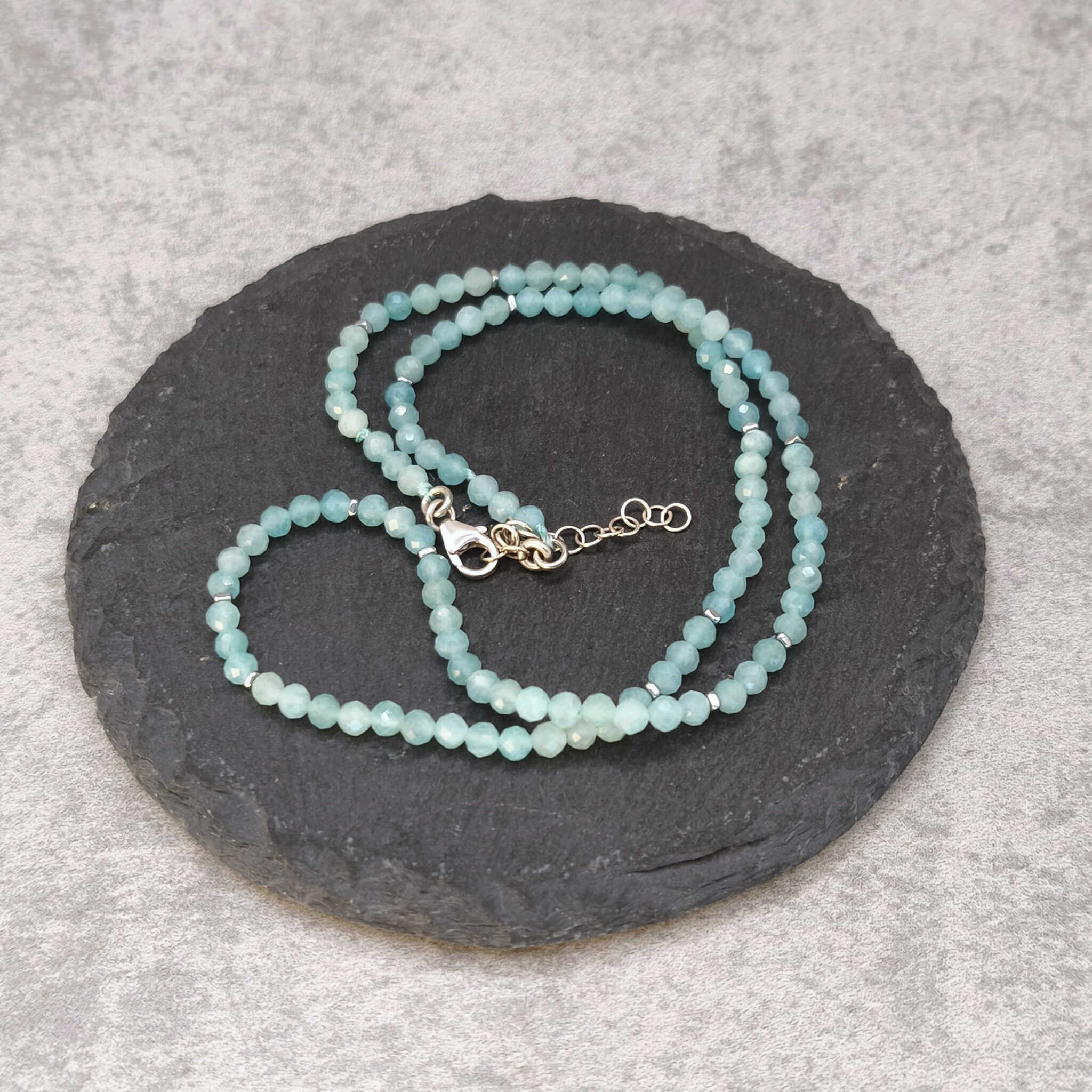 שרשרת אמזונייט מינימליסטית עדינה בגוון תכלת עם סוגר כסף סטרלינג לשלווה פנימית תקשורת מהלב שחרור מתחים רגשיים תכשיט אנרגטי אותנטי בעבודת יד