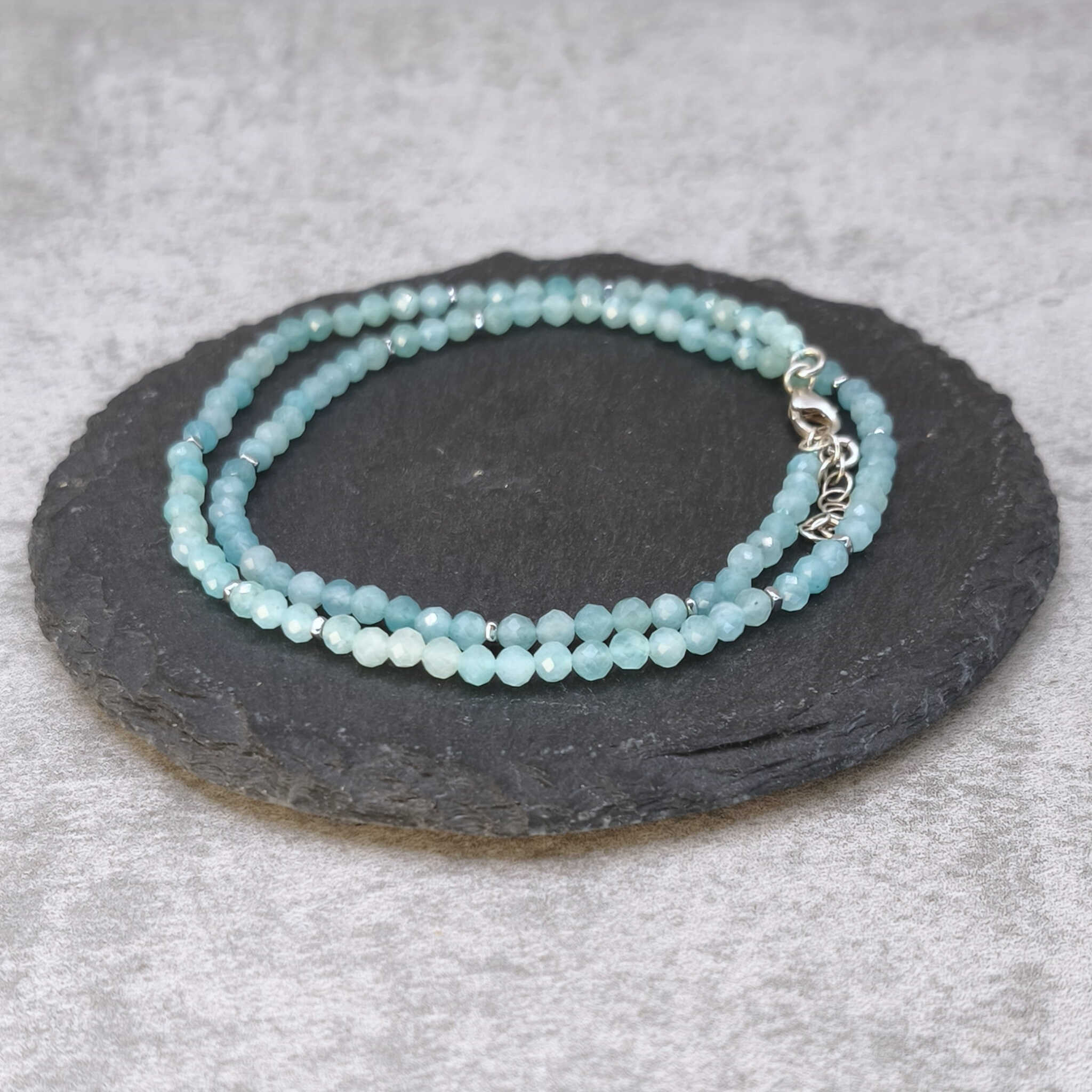 שרשרת עדינה מאבני אמזונייט טבעי בגוון תכלת עם חרוזי המטייט וסוגר כסף 925 לתקשורת אמיתית שלווה פנימית וביטוי עצמי כנה תכשיט אנרגטי מרגיע בעבודת יד