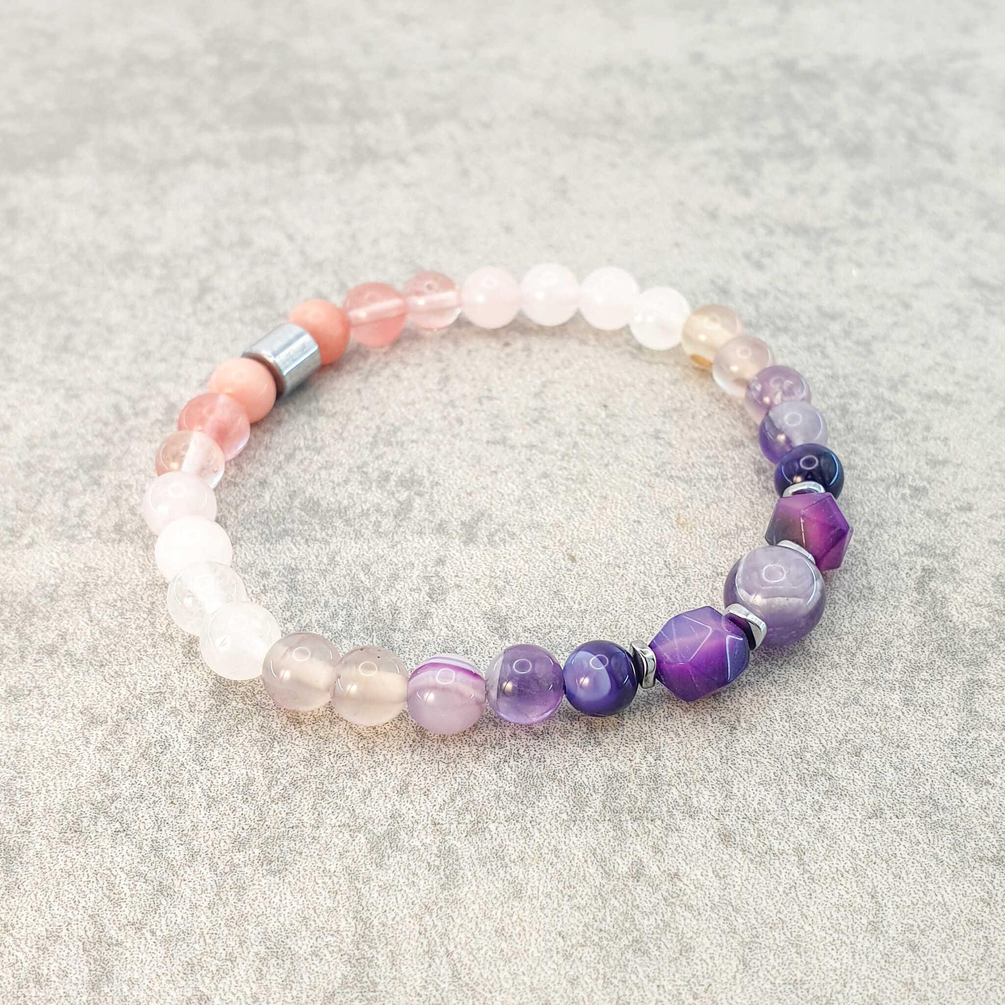 צמיד אמטיסט ורוז קוורץ לאיזון רגשי ואהבה עצמית אבני חן סגולות ורודות