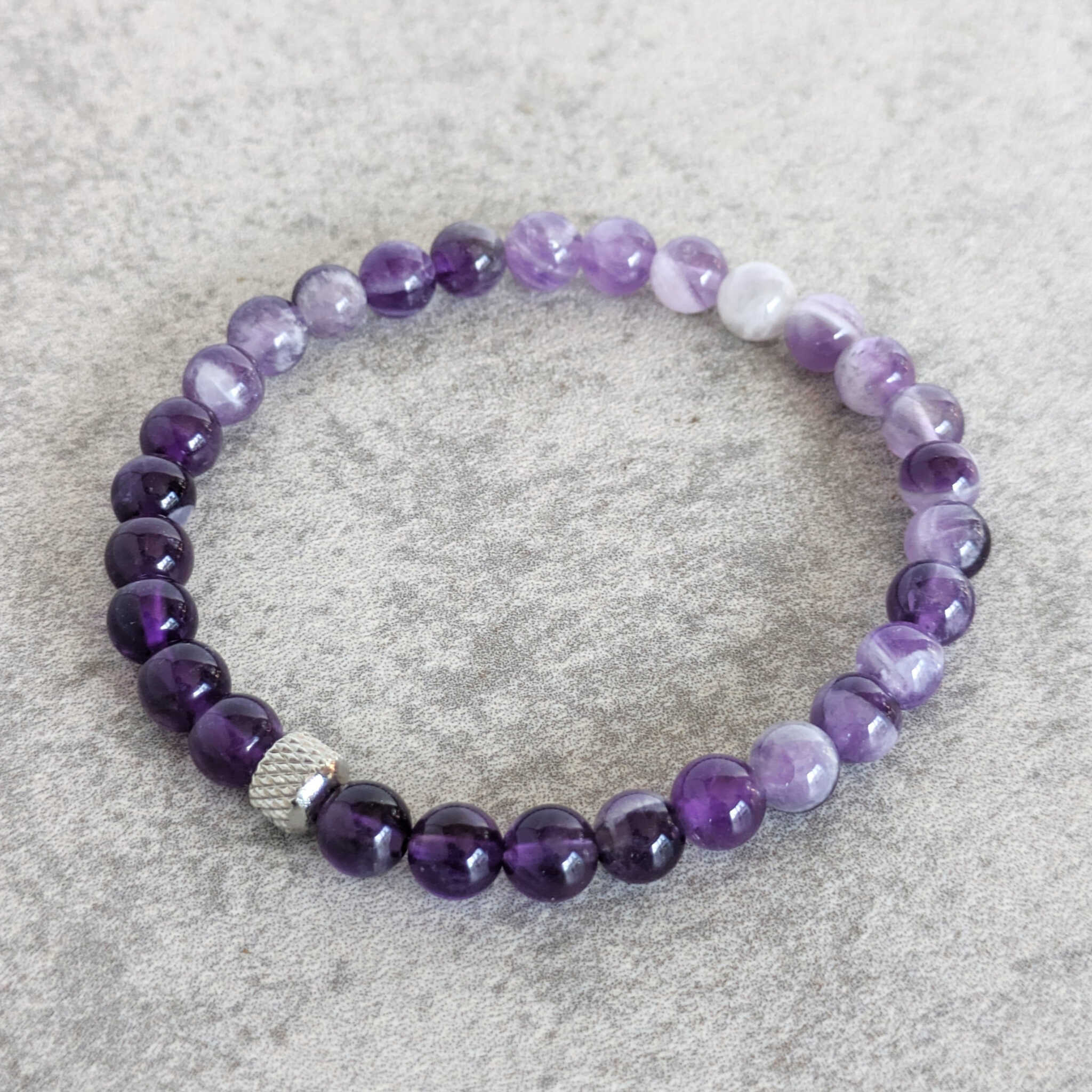 צמיד אבני אמטיסט לשחרור מחשבות שליליות ואיזון רגשי