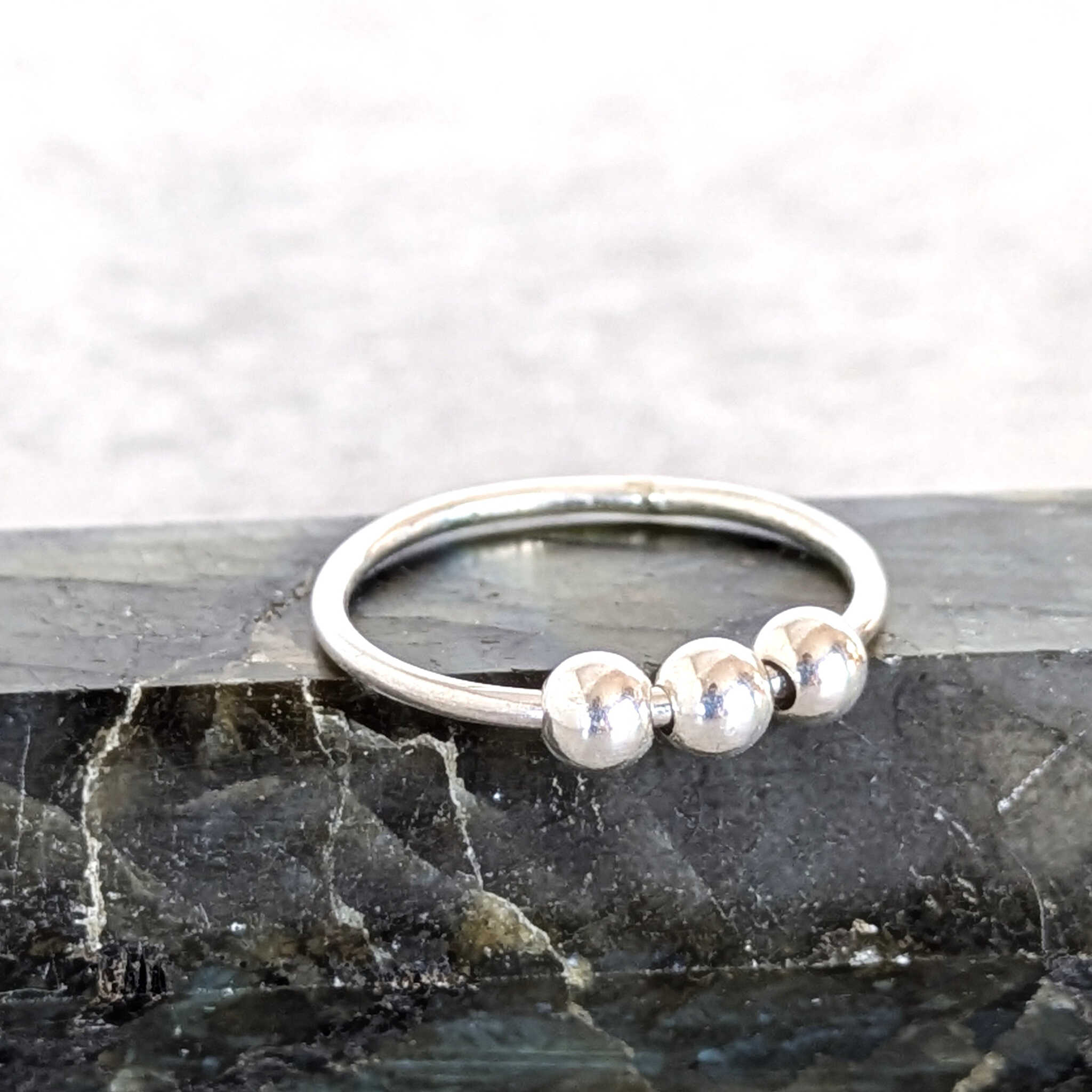 טבעת דיסקרטית מכסף סטרלינג להקלה על לחץ ומתח