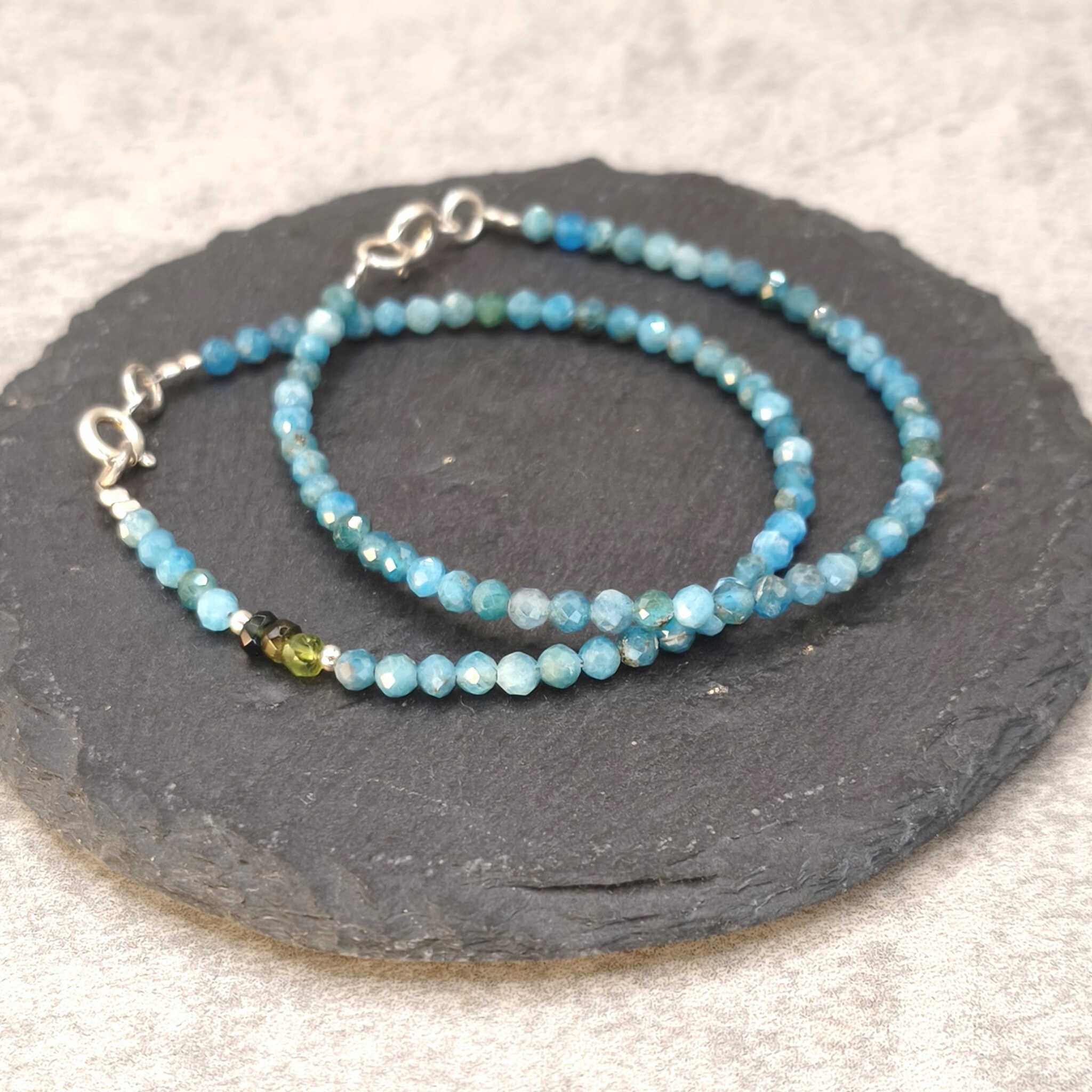 צמיד אפטייט כחול עם שילוש שלושה חרוזי טורמלין ירוקה טבעית לחיזוק מוטיבציה חיוניות וביטוי אישי תכשיט אנרגטי בעבודת יד