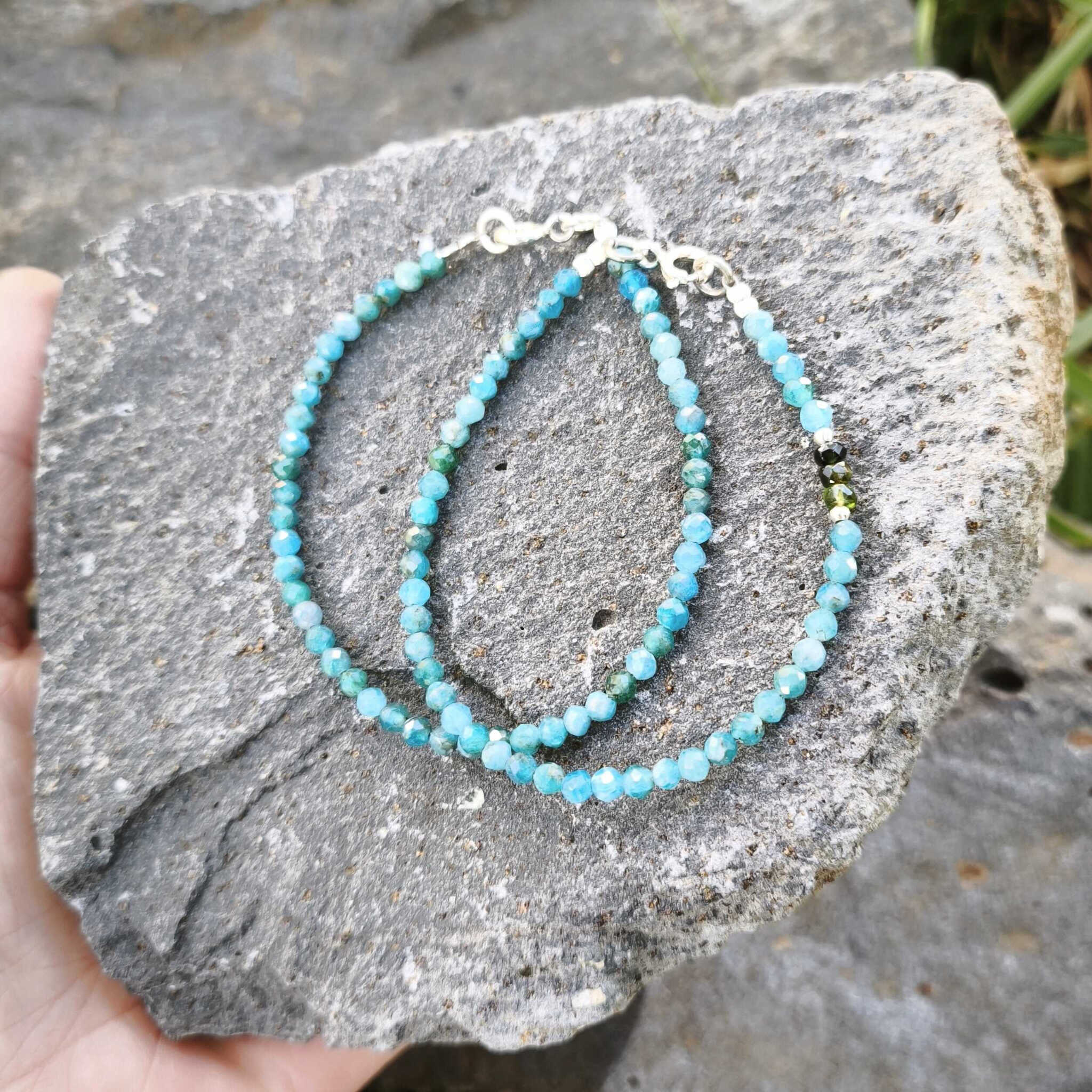 צמיד אפטייט כחול עם כסף סטרלינג 925 על היד לחיזוק מוטיבציה יצירתיות וביטוי אותנטי תכשיט אבני חן טבעיות בעבודת יד