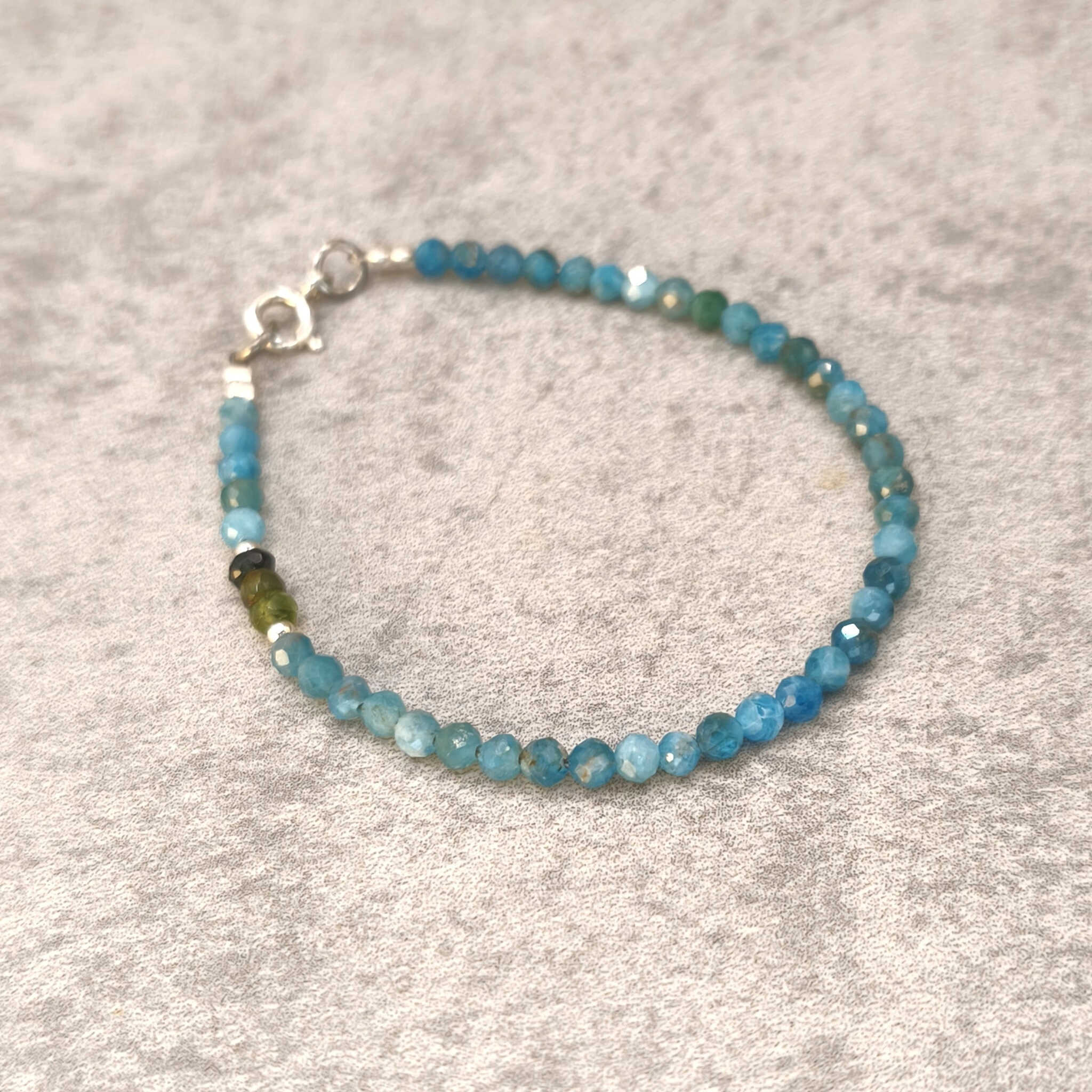 צמיד אפטייט כחול עם שילוש שלושה חרוזי טורמלין ירוקה טבעית לחיזוק מוטיבציה חיוניות וביטוי אישי תכשיט אנרגטי בעבודת יד