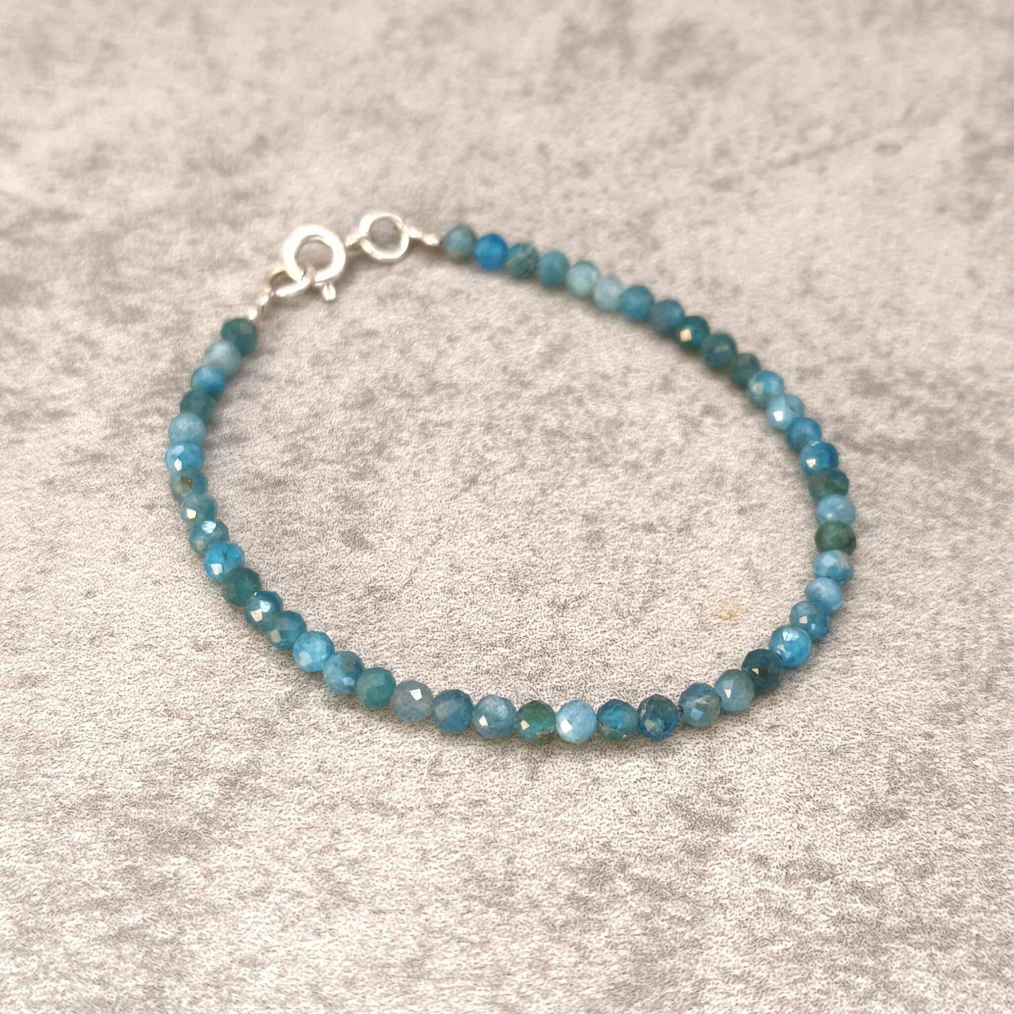 צמיד אפטייט טבעי בגוונים כחולים ירקרקים עם אלמנטי כסף סטרלינג 925 לחיזוק מוטיבציה ביטוי אישי ובהירות מחשבתית תכשיט אנרגטי בעבודת יד