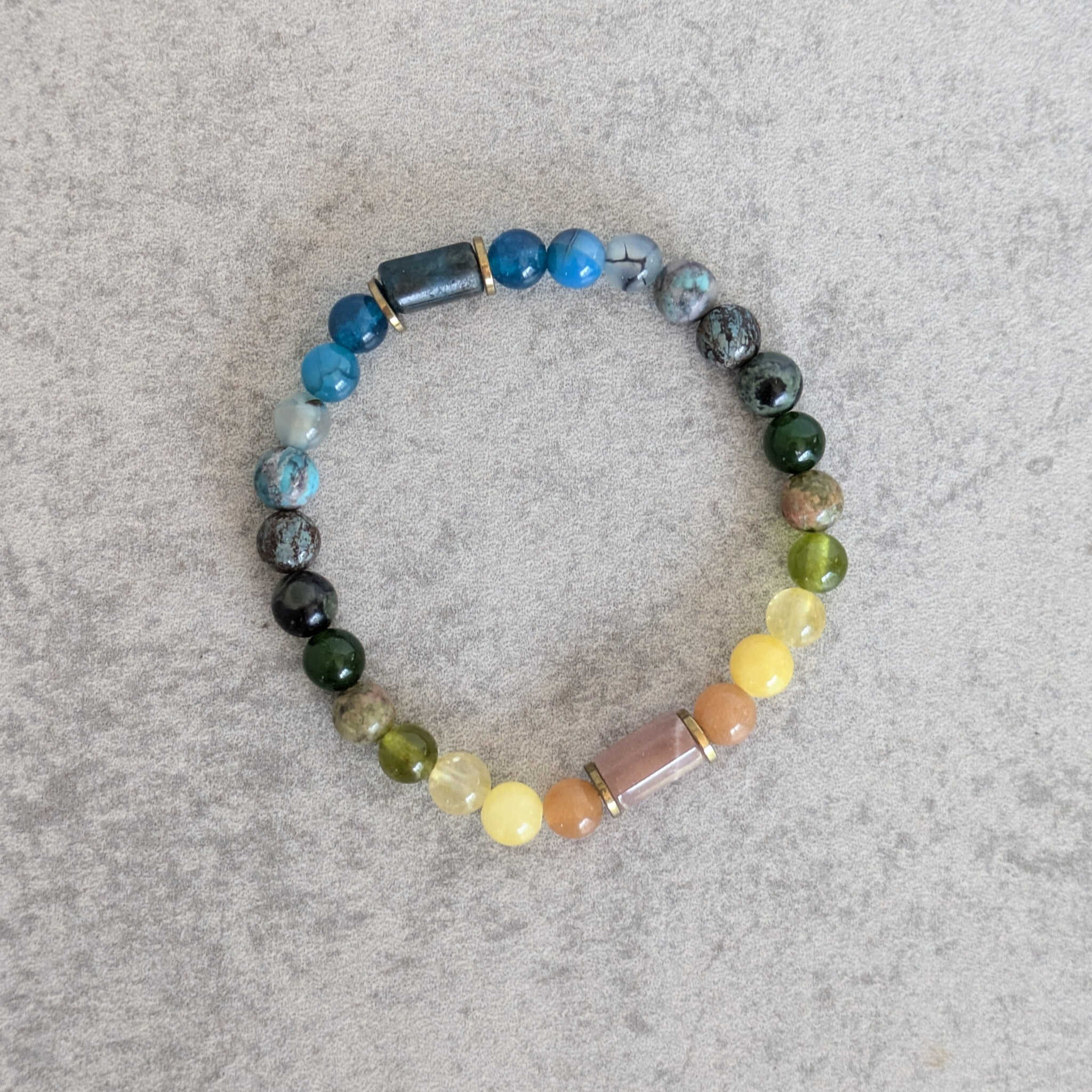 צמיד אבני חן אפטייט כחול וסאנסטון כתום לצמיחה רוחנית ושמחת חיים