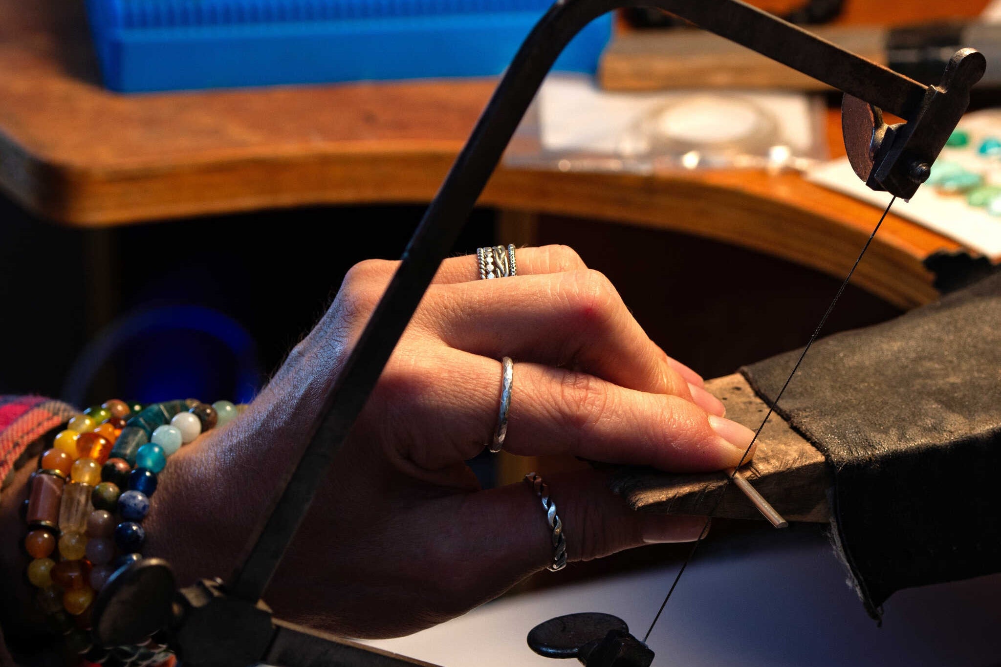 אומנית יוצרת תכשיטי אבני חן בעבודת יד בסטודיו Soul Elements