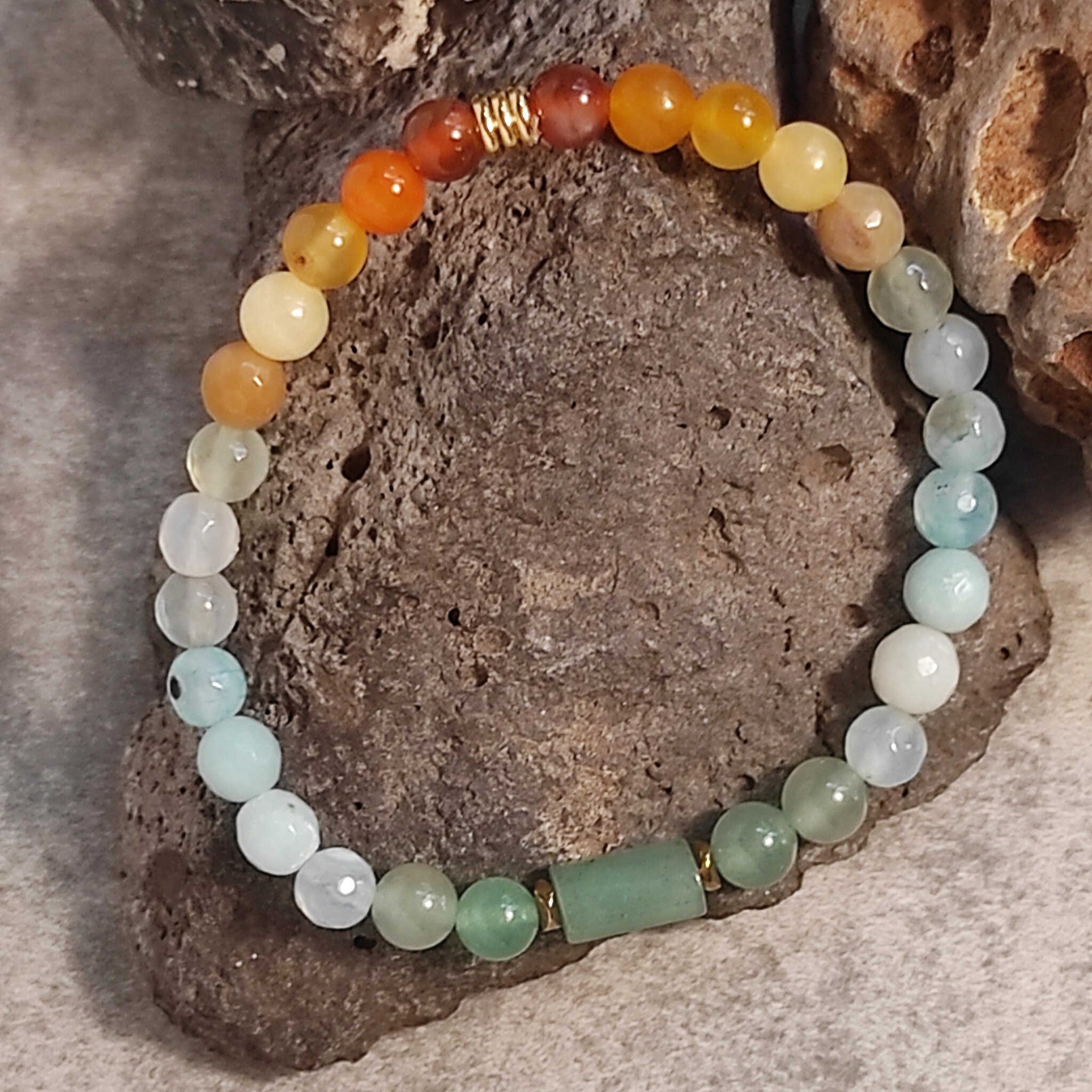 צמיד צבעוני של אבני חן עם אוונטורין ואקוומרין למצב רוח טוב