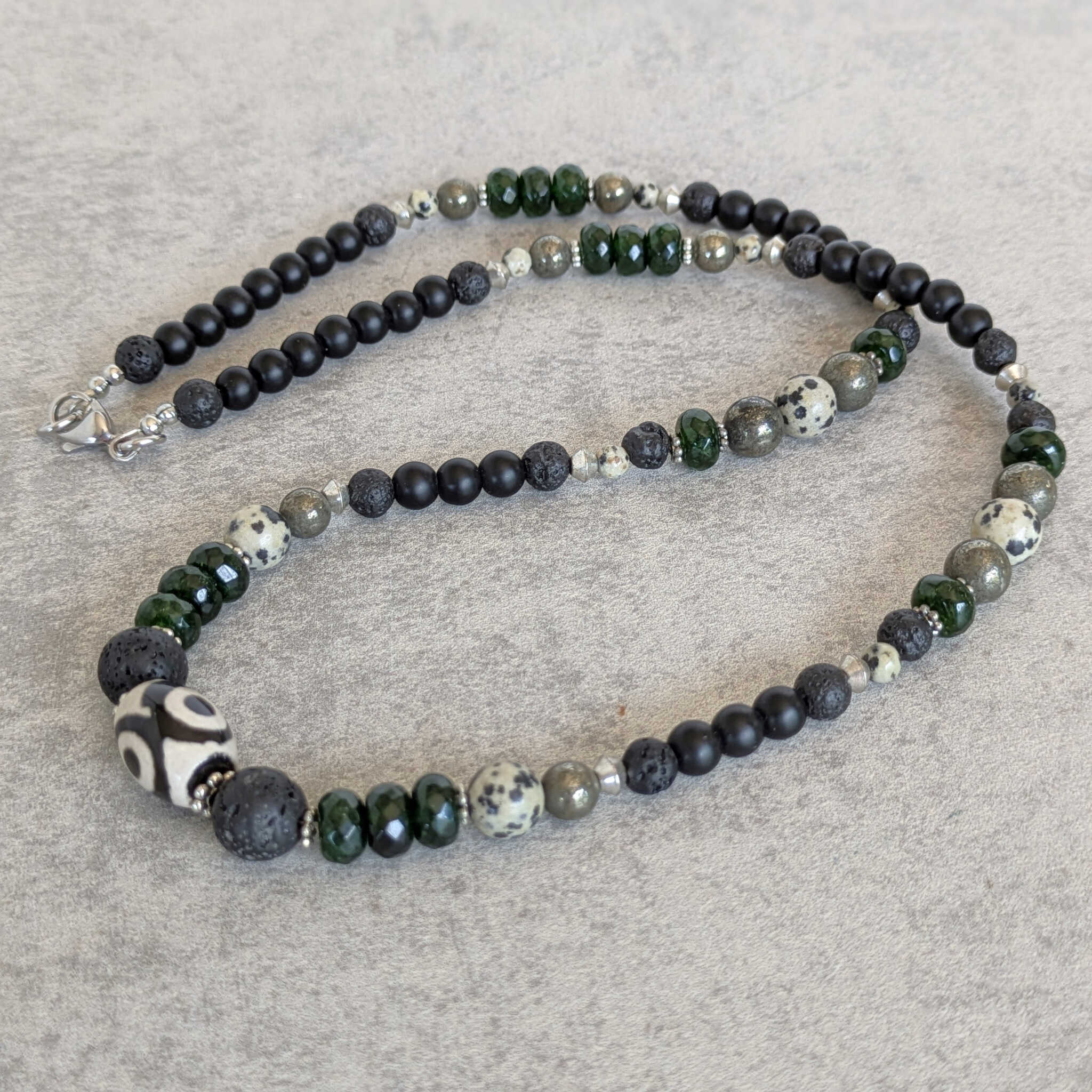 שרשרת שחורה לגברים עם אבן לבה ודזי טיבטי להגנה וחוסן פנימי