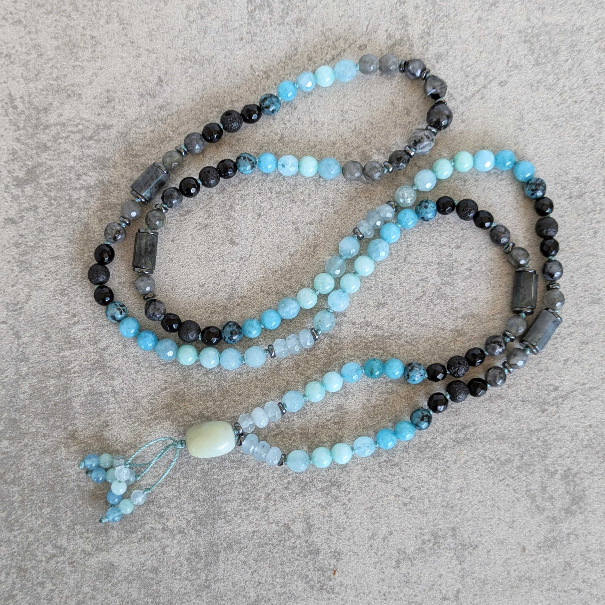 שרשרת אבני חן אמזונייט כחול ולברדורייט לאיזון רגשי ושלווה