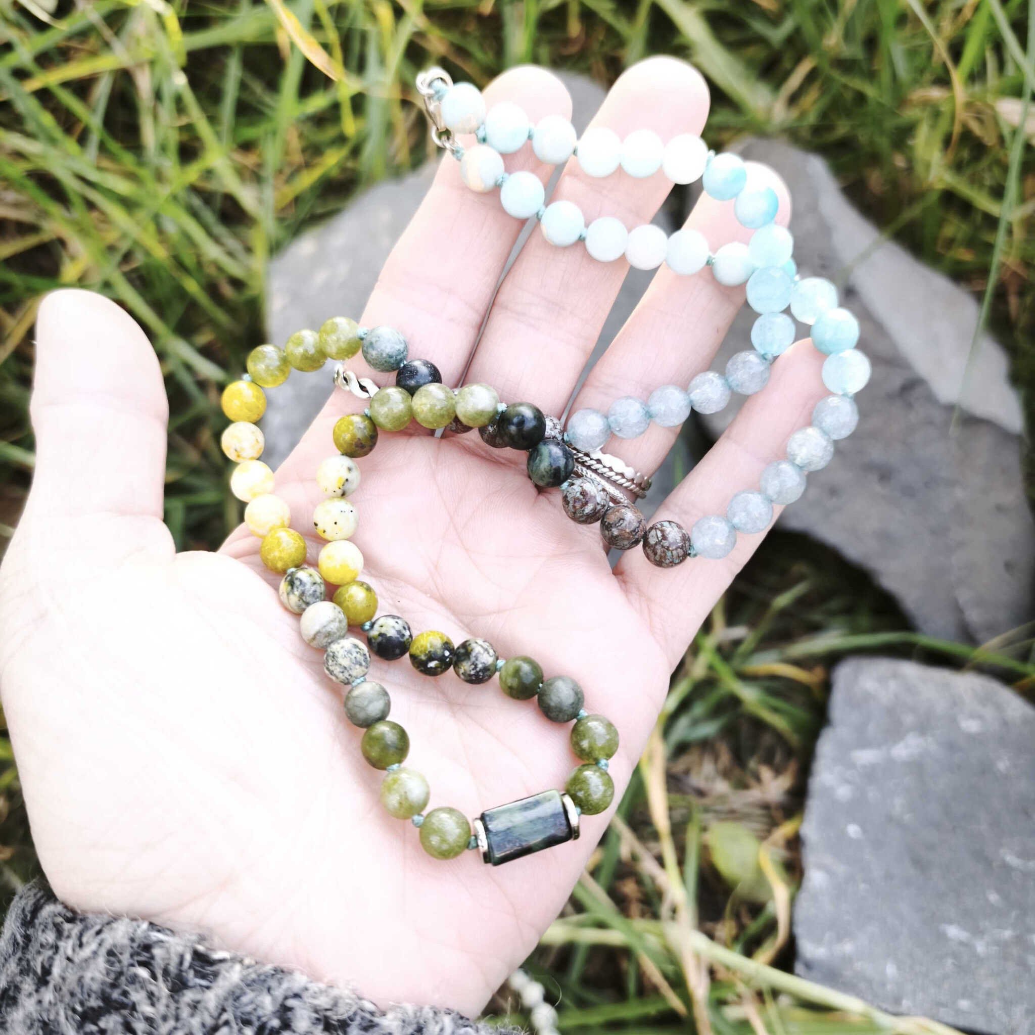 ג'ייד קנדי טבעי בגוונים ירוקים תכלתים לחיזוק שלווה רגשית איזון והגנה אנרגטית תכשיט אנרגטי ייחודי