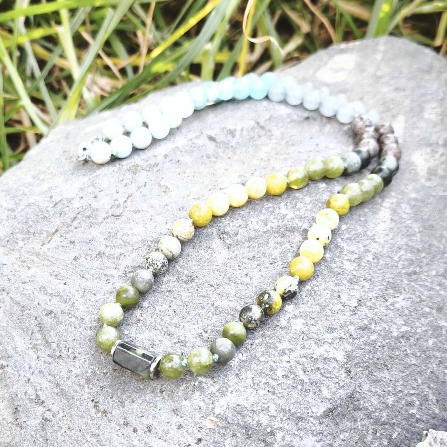 שרשרת ג'ייד קנדי קצרה על הצוואר בגווני ירוק תכלת לחיזוק שלווה פנימית איזון והרמוניה תכשיט אבני חן טבעיות בעבודת יד