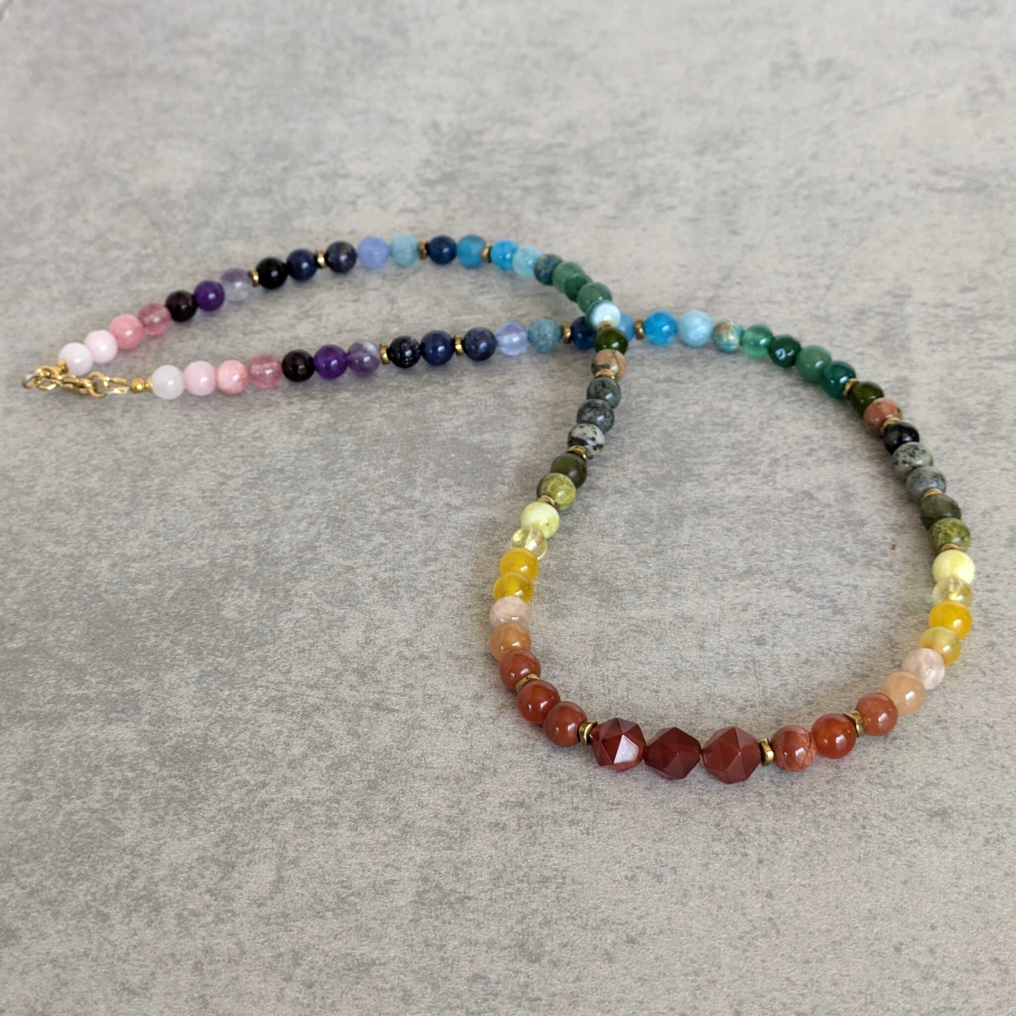 שרשרת קצרה קרנליאן בצבעי קשת לאיזון רגשי והרמוניה פנימית