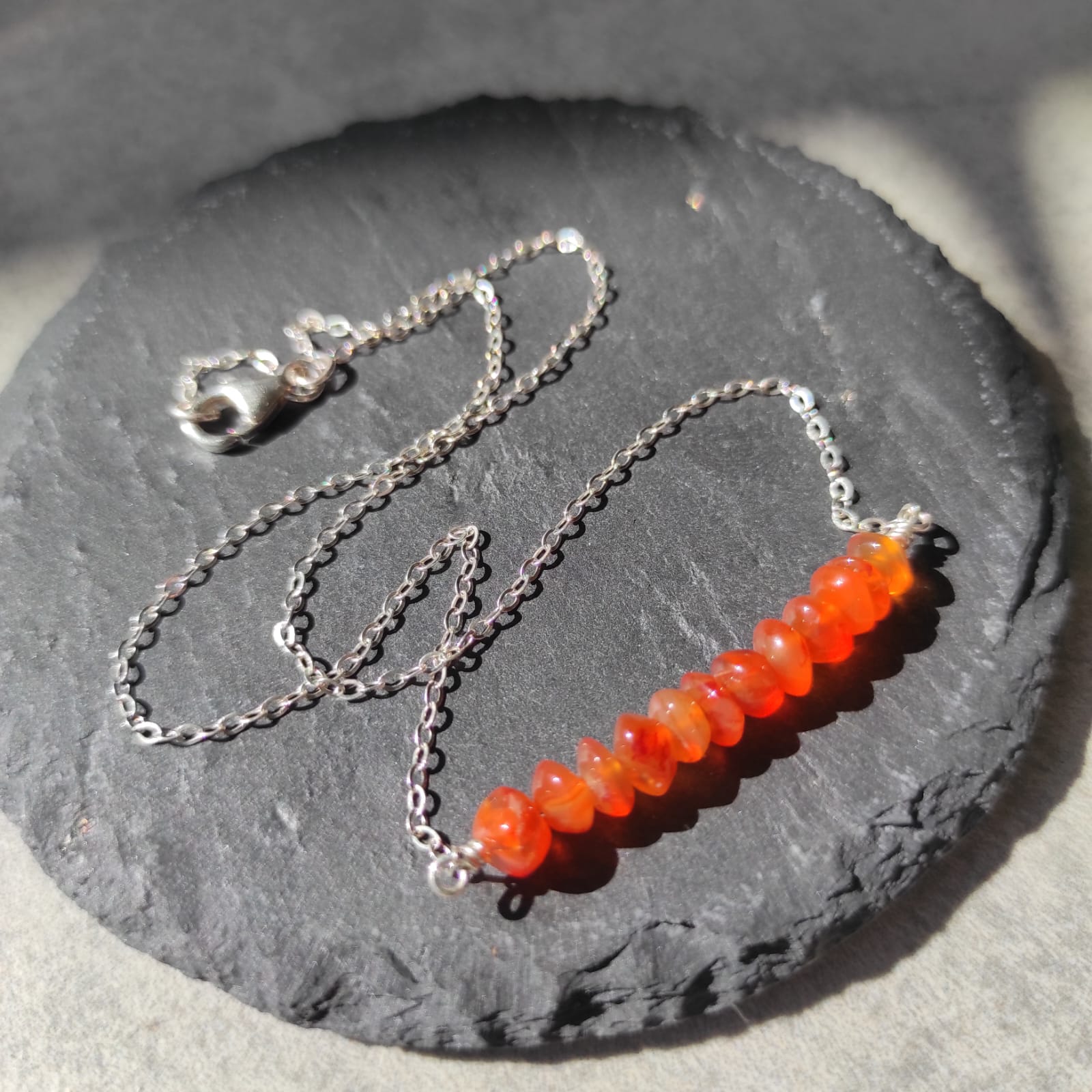 שרשרת כסף עדינה עם אבני קרנליאן לביטוי עצמי