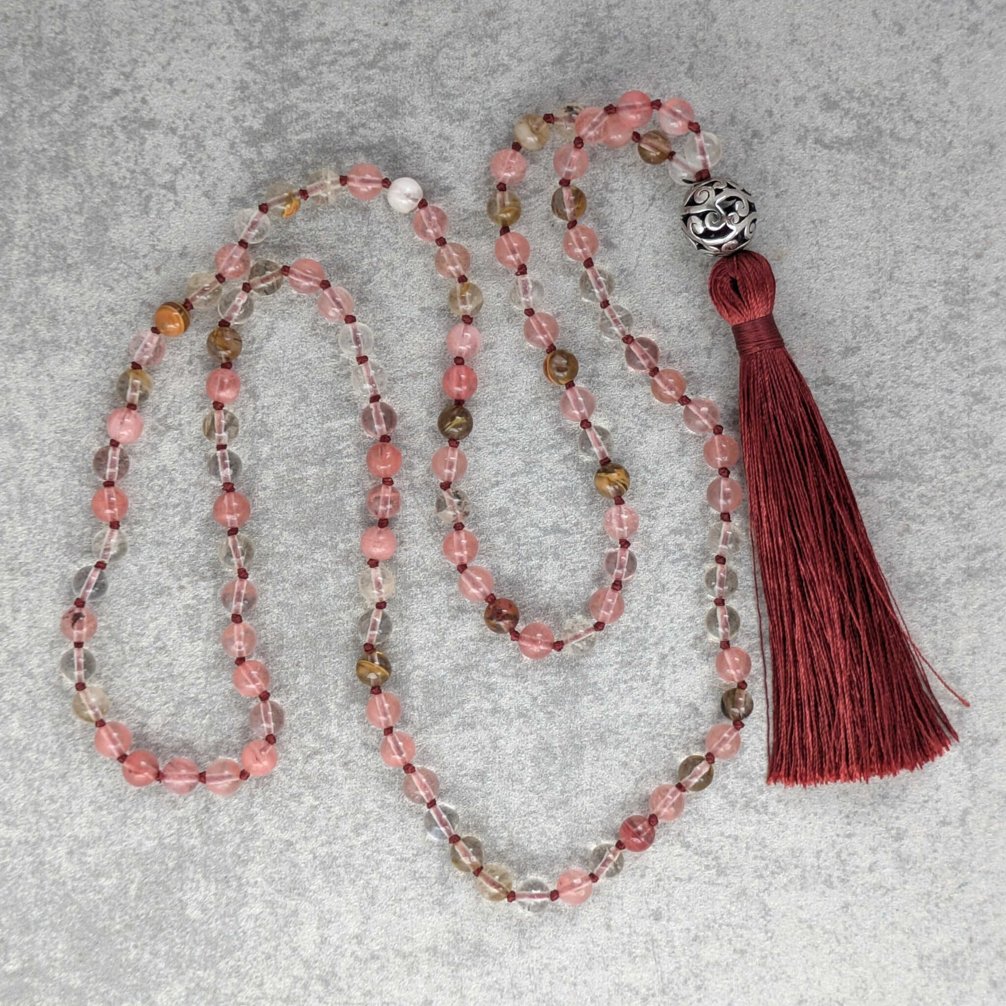 שרשרת מאלה 108 חרוזים קוורץ דובדבן טבעי למדיטציה ושלווה פנימית עם חרוז גורו וציצית