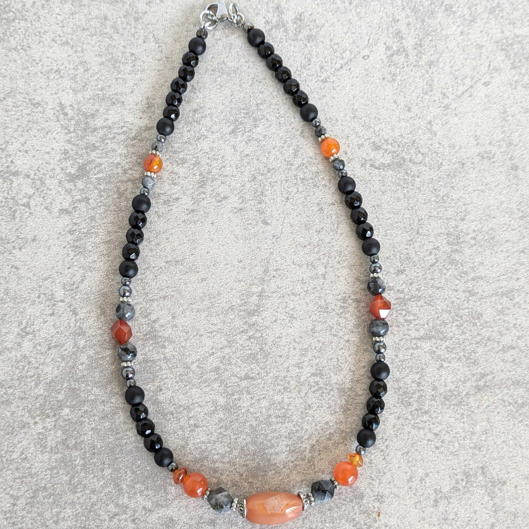 צ'וקר אגת שחורה וקרנליאן כתום לעוצמה פנימית והגנה רוחנית