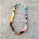 צ'וקר צבעוני עם אבני חן מגוונות, מעורר חיוניות ושמחה.