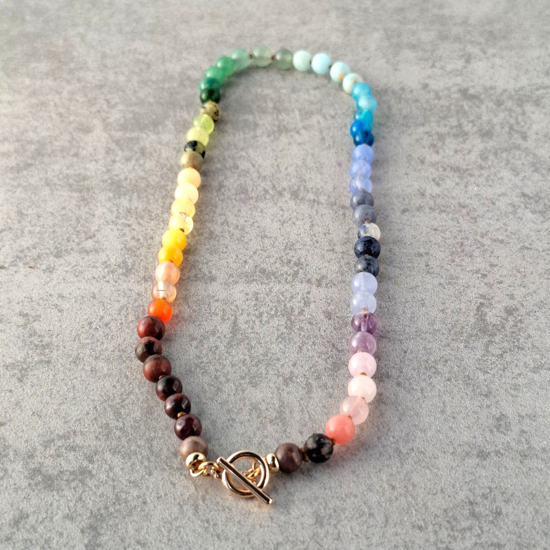 צ'וקר צבעוני עם אבני חן מגוונות, מעורר חיוניות ושמחה.