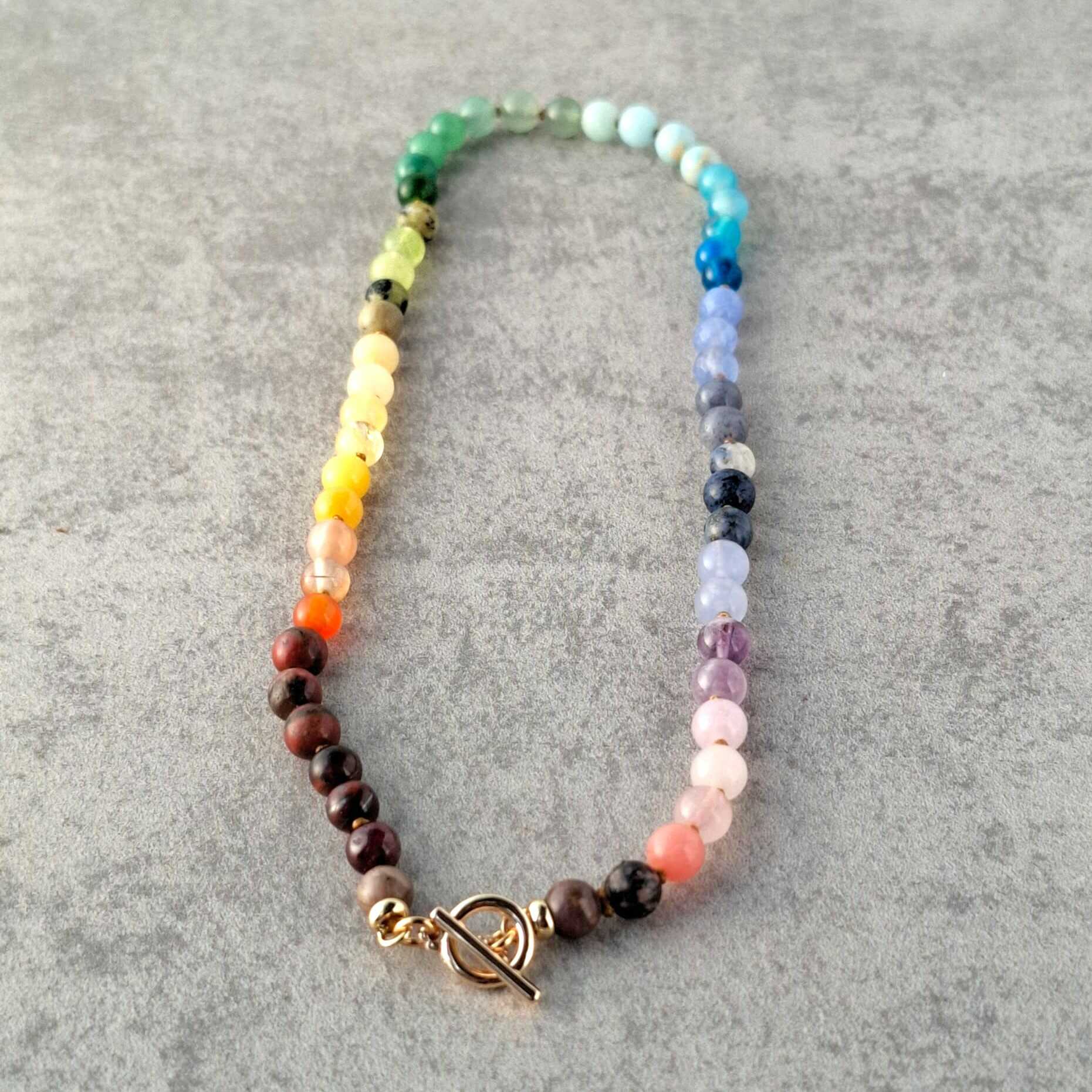 צ'וקר צבעוני עם אבני חן מגוונות, מעורר חיוניות ושמחה.