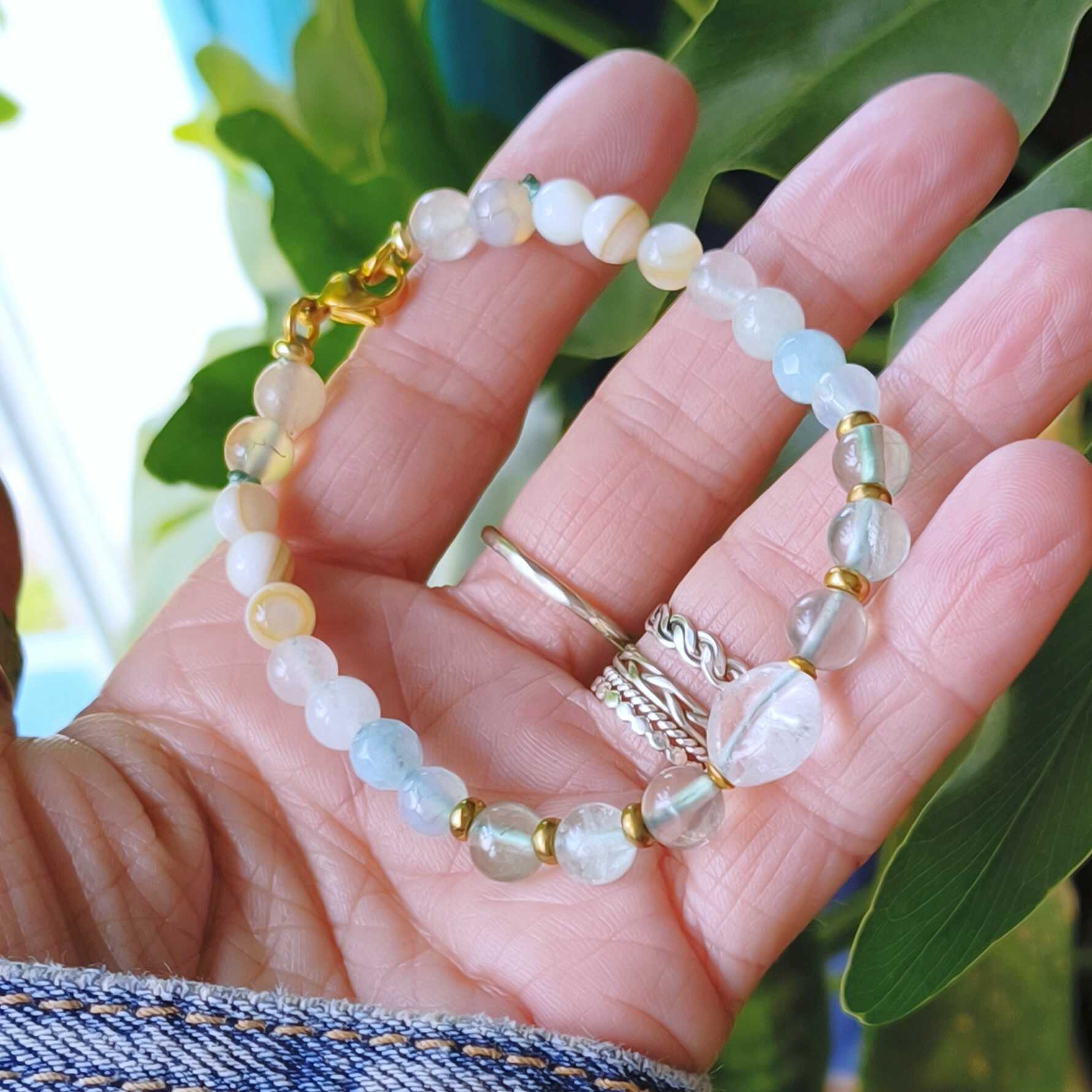 קוורץ שקופה במרכז צמיד עם פלואורייט אקוומרין ופנינה לחיזוק בהירות כוונות ותקשורת אמיתית תכשיט אנרגטי ייחודי בעבודת יד