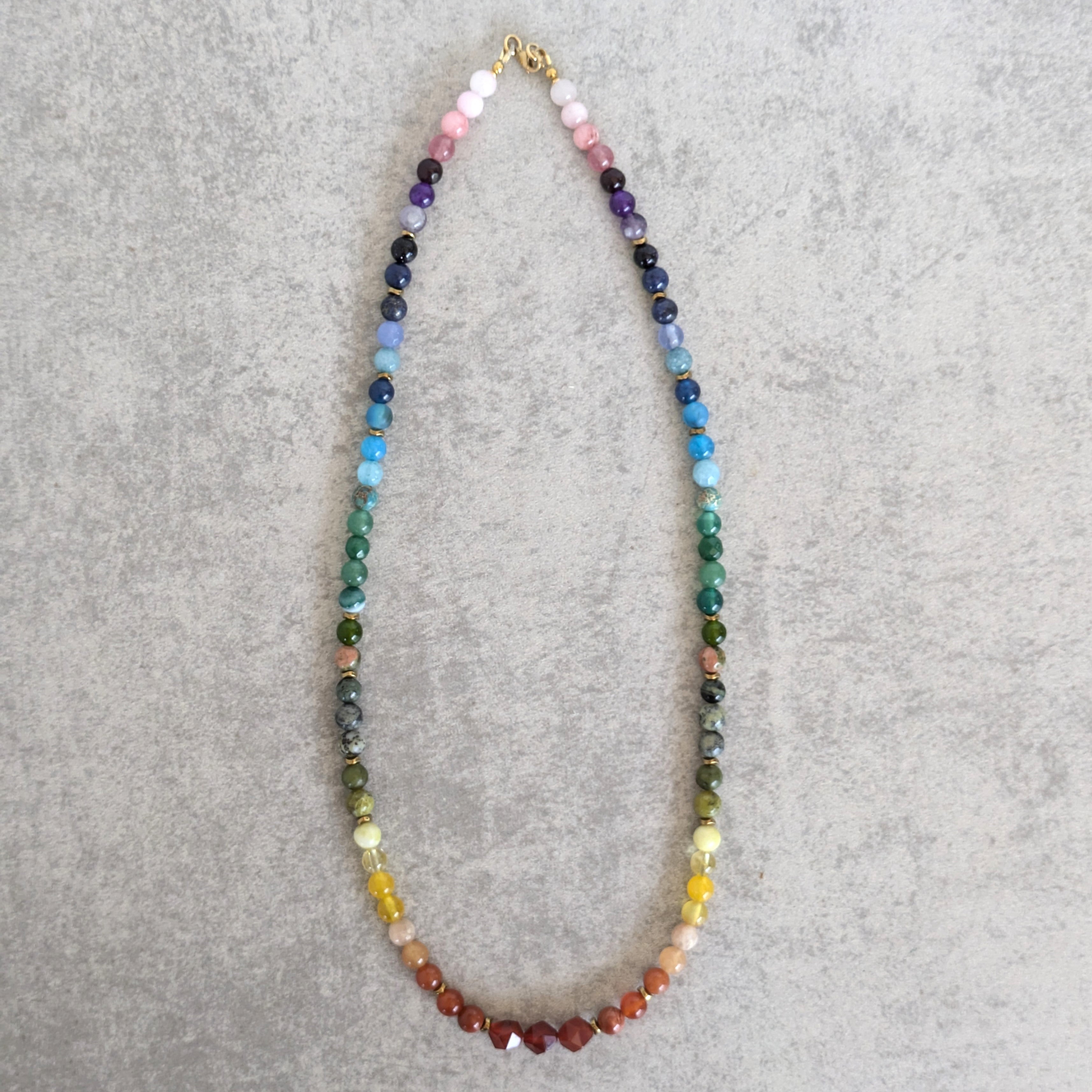 שרשרת צבעונית לתחושת שלווה והרמוניה פנימית – SOUL ELEMENTS