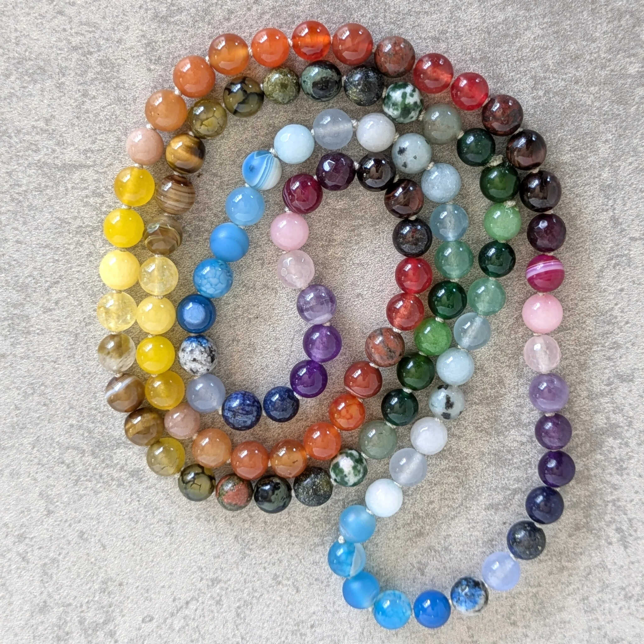 שרשרת אבני חן צבעונית בצבעי קשת לצמיחה אישית ומסע החיים