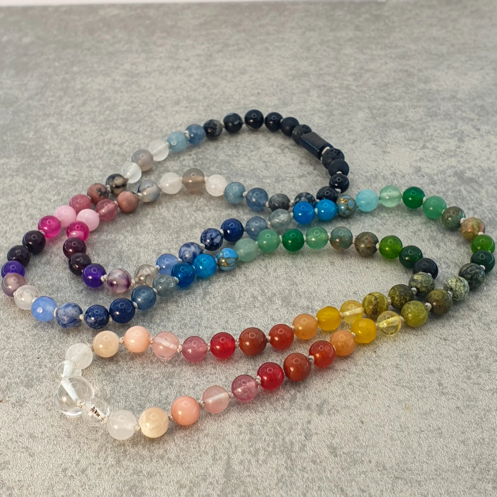 מחרוזת מאלה בעיצוב עדין וצבעוני המכילה גרנט, סיטרין, אגת שחורה טורמלין לנשים  לחיפוש הרמוניה ואינטואיציה