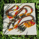 שרשרת מאלה צבעונית עץ וונגה טבעי אבני חן אדום כתום ירוק בוהו תכשיטי עץ