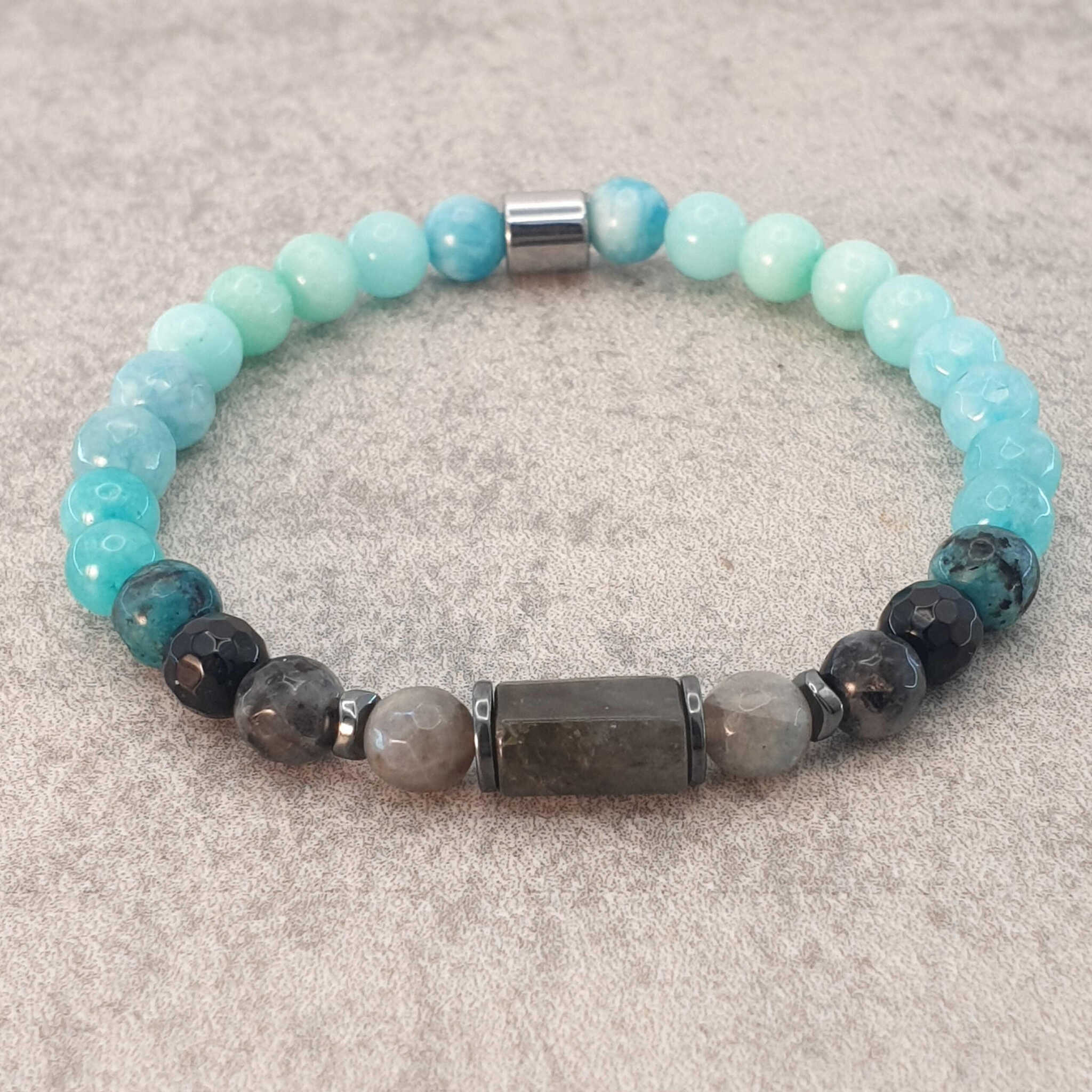 צמיד אבני חן עדין למחפשי איזון פנימי וחיזוק מנטלי