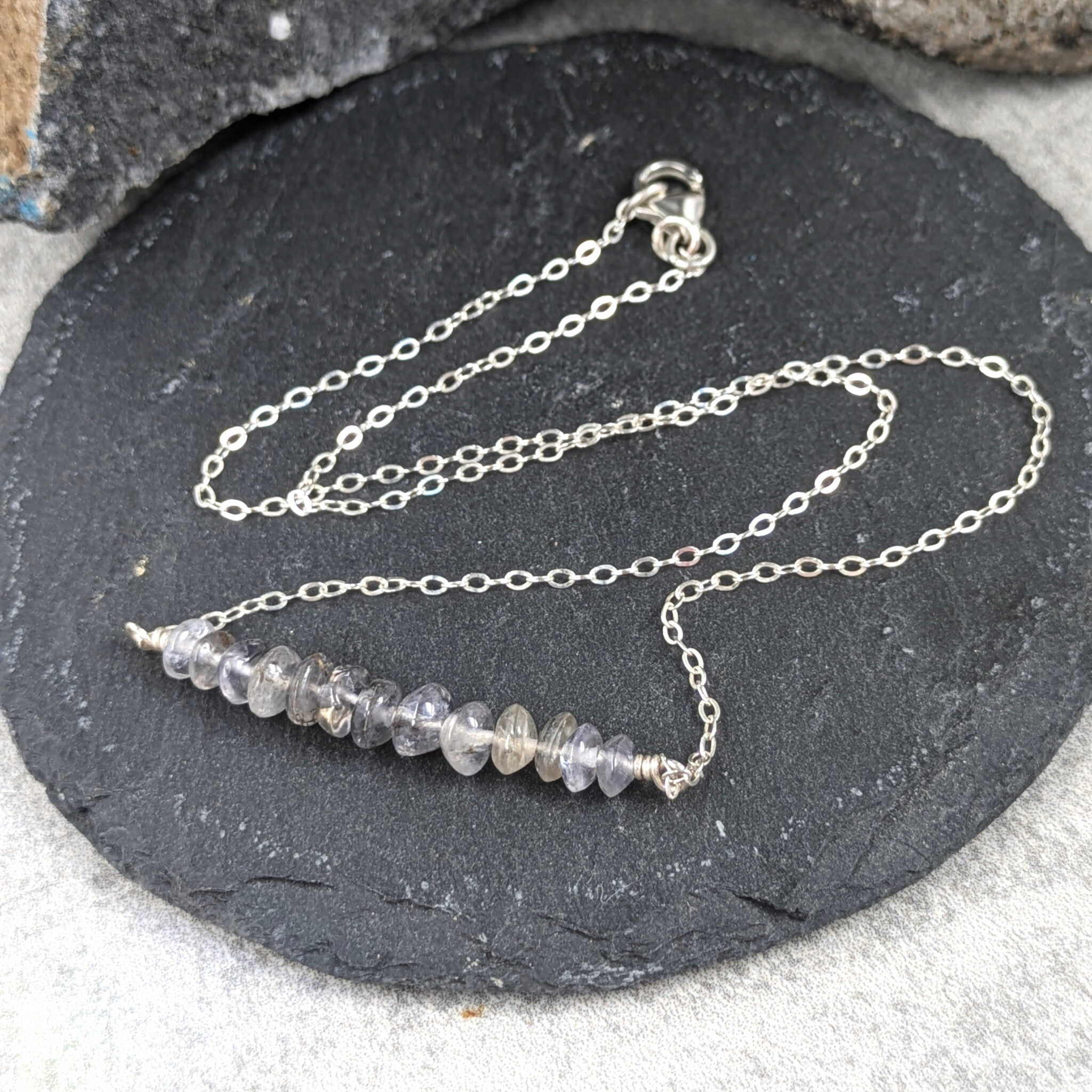 שרשרת כסף 925 עדינה עם אבן איולייט סגולה לאינטואיציה וחיבור פנימי