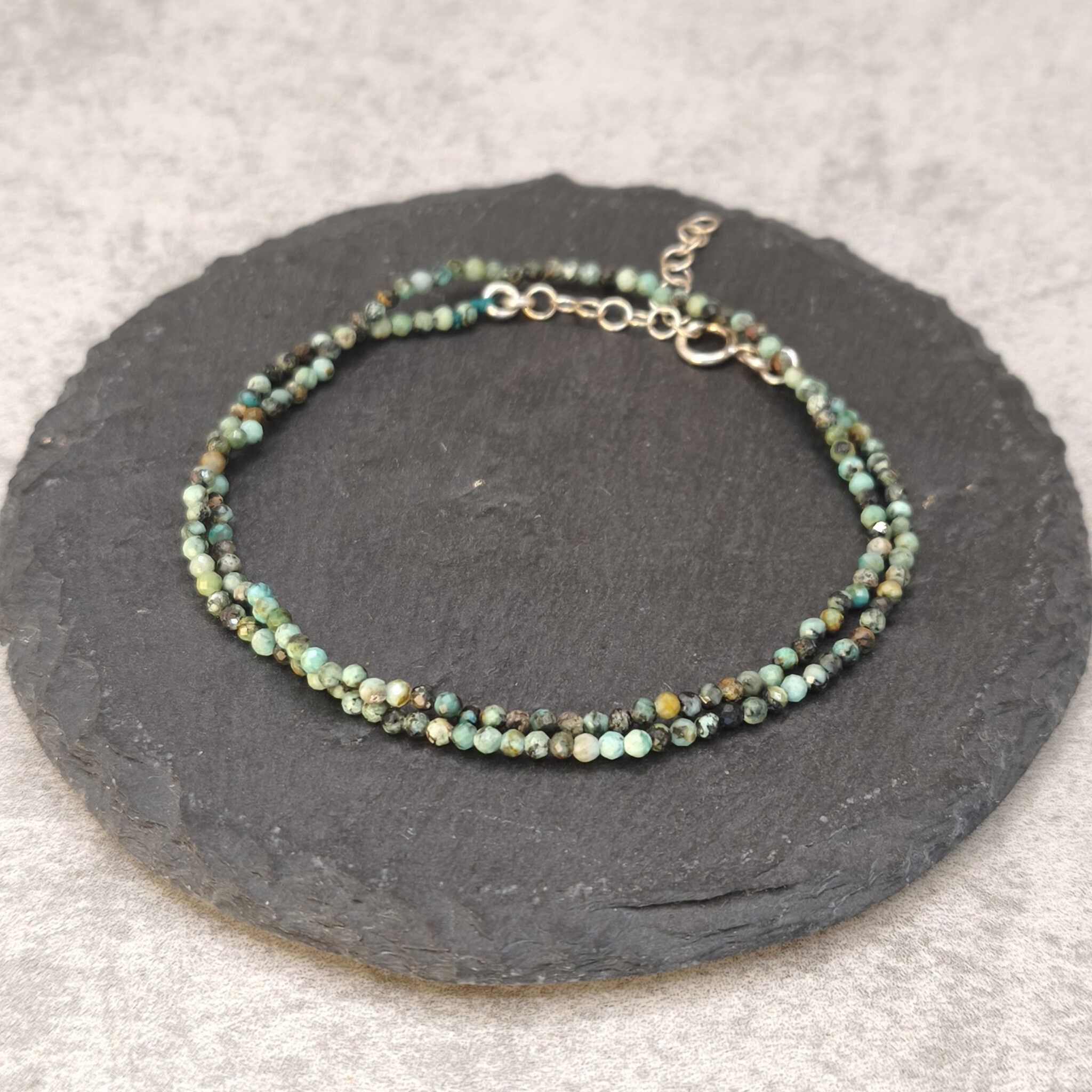 פרטי חרוזי טורקיז טבעי קטנים בגוון תכלת בשרשרת עדינה אנרגטית לחיזוק צ'אקרת הגרון תקשורת אותנטית והגנה אישית