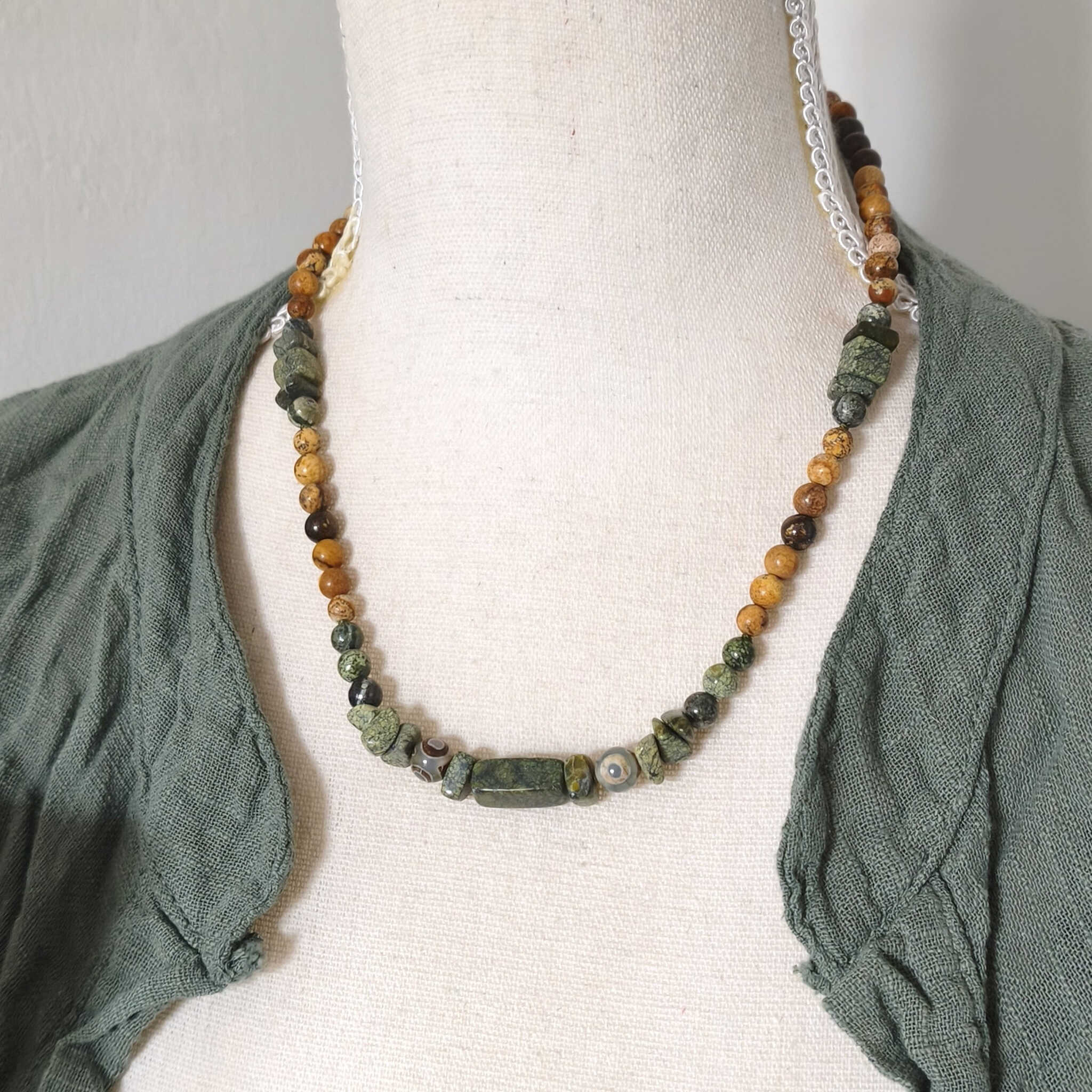 שרשרת אבני חן סרפנטין ברונזייט ג'ספר ואגת DZI על דוגמנית תכשיט לחיזוק ראייה פנימית שפע רוחני וחיבור לאדמה