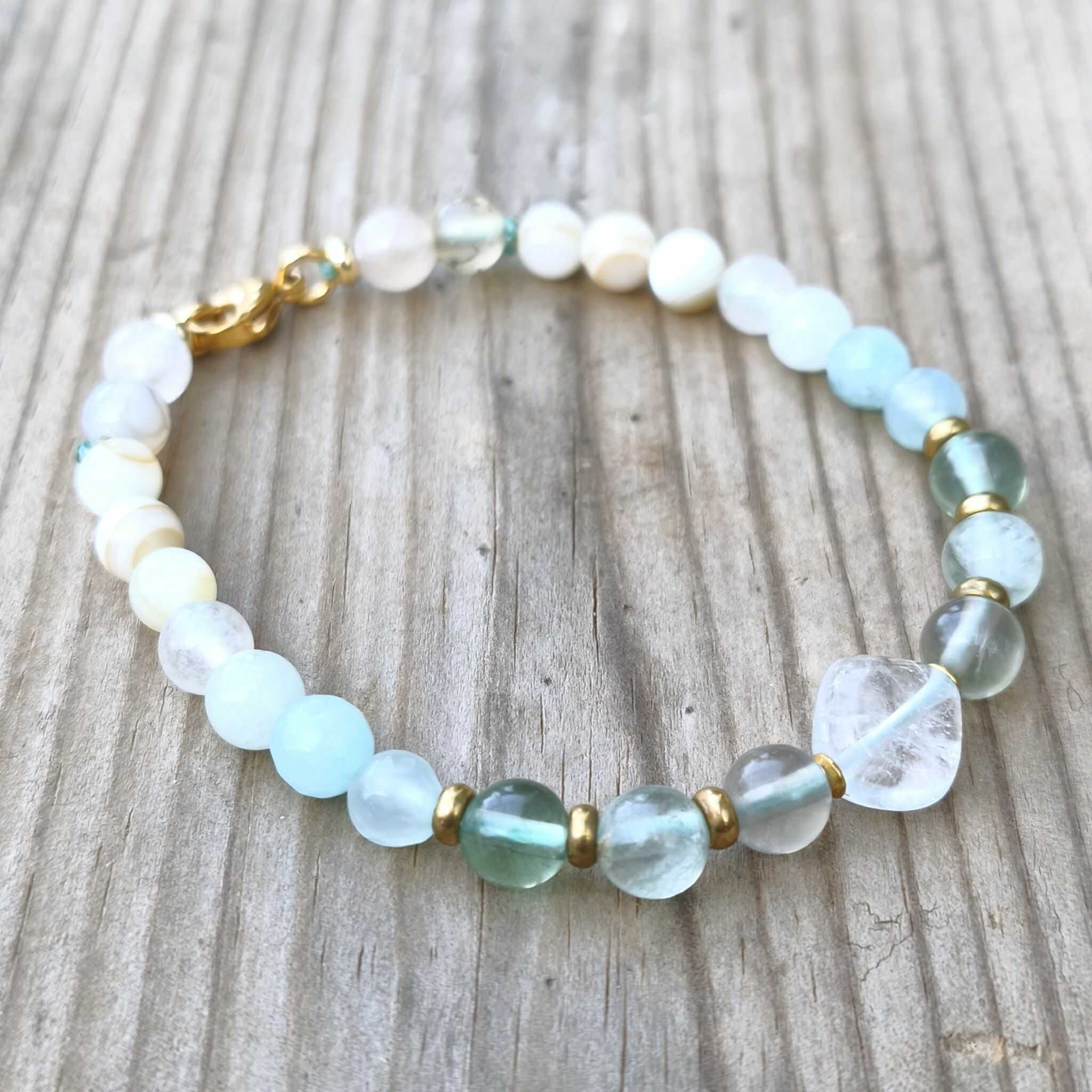 צמיד פלואורייט אקוומרין קוורץ ופנינה על היד בגוונים ירוקים כחולים לבנים לחיזוק בהירות שקט ותקשורת תכשיט אבני חן טבעיות בעבודת יד