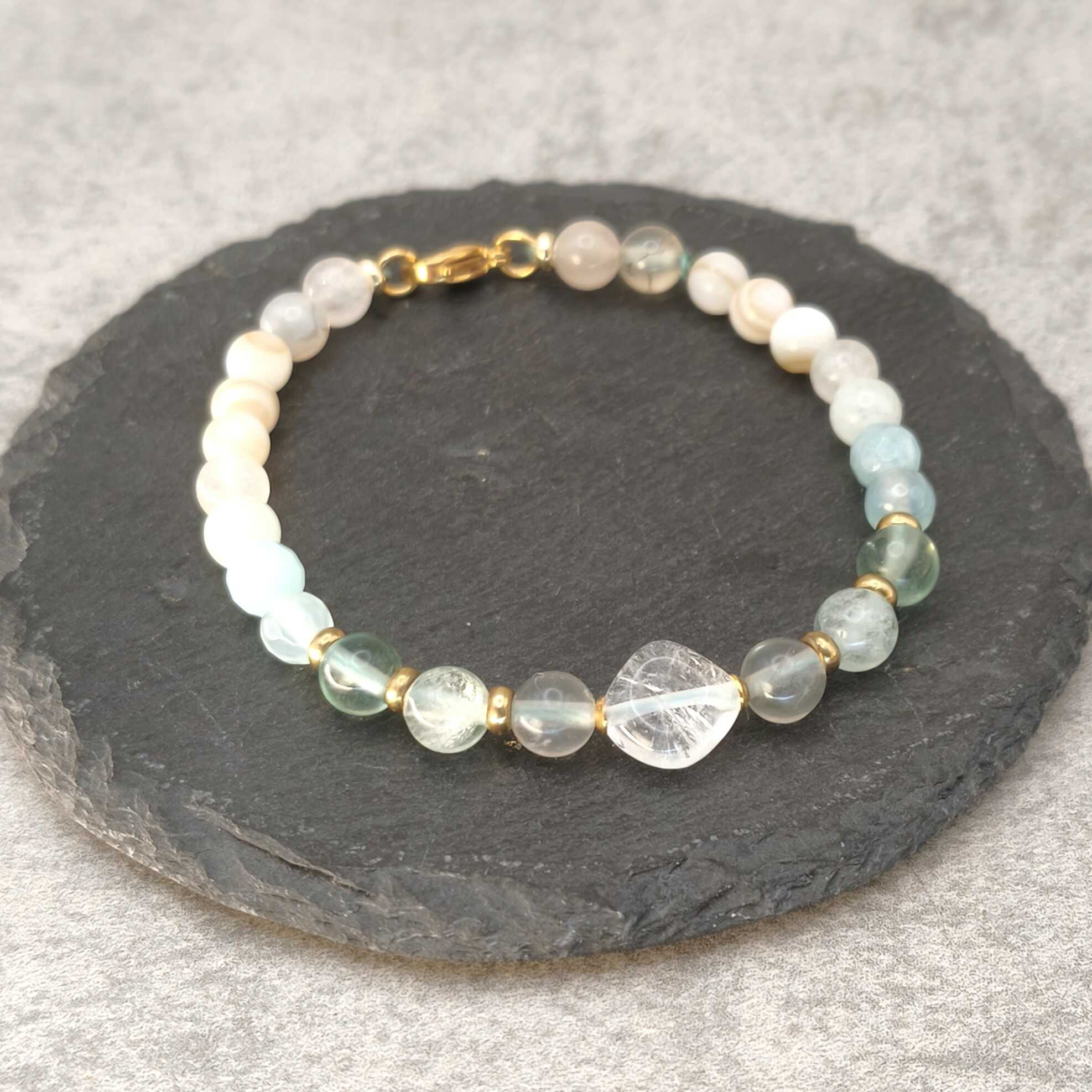 צמיד פלואורייט קוורץ שקופה אקוומרין ואם הפנינה על חוט שעווה עמיד עם סוגר זהב לחיזוק בהירות מנטלית תקשורת ושקט פנימי תכשיט אנרגטי בעבודת יד