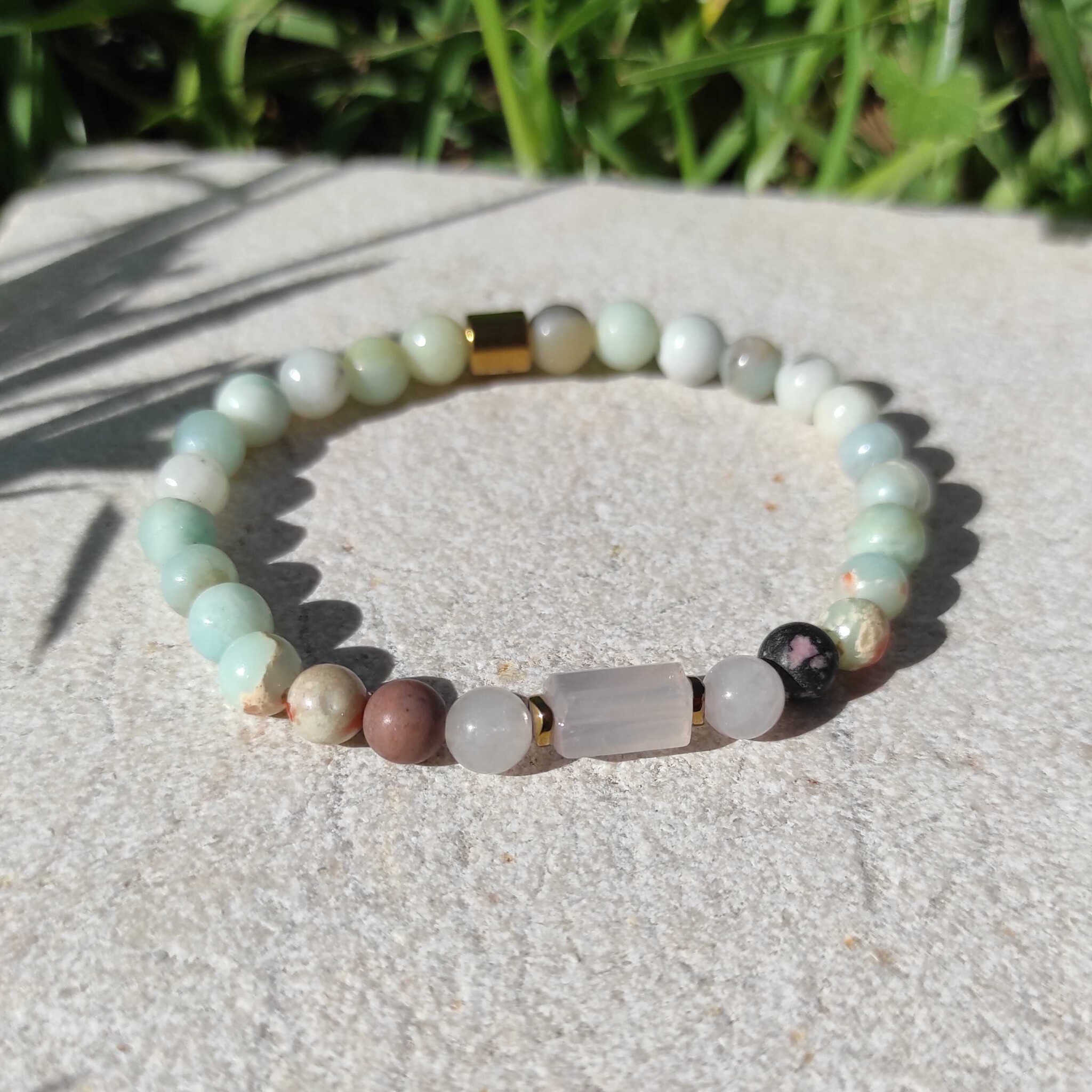 צמיד אבני חן בעבודת יד עם אבני חן המעודדות ביטחון עצמי וריפוי רגשי