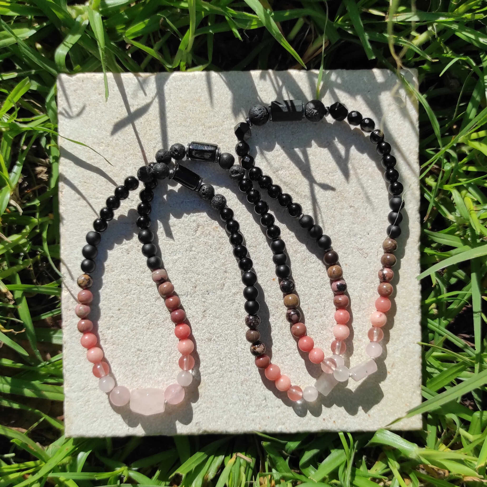 שרשרת אבני חן רוז קוורץ ורודונייט לחיזוק אהבה עצמית וביטחון עצמי