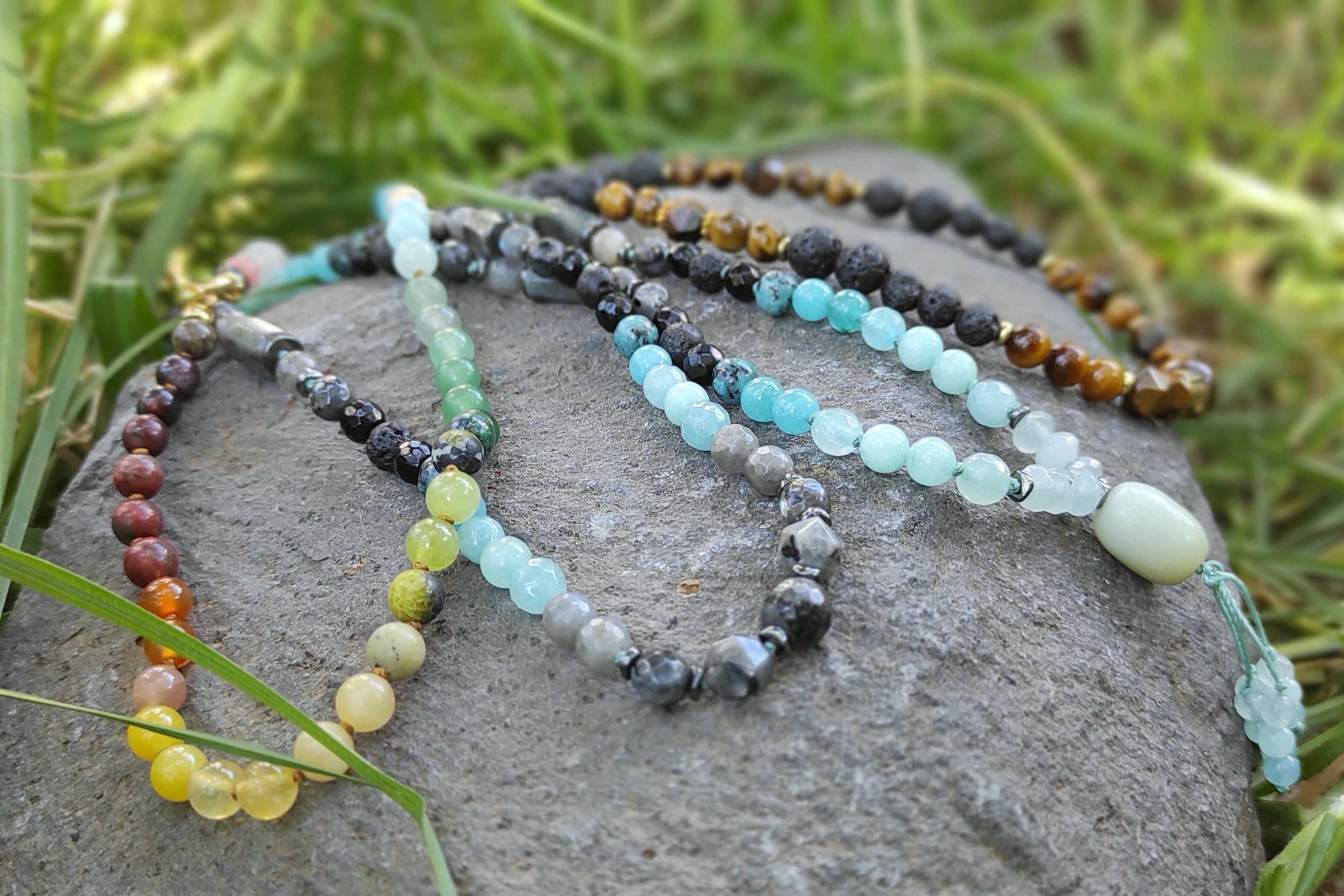 קולקציית שרשראות מאבני חן טבעיות תליוני קריסטלים בצבעים מגוונים, אבני חן אנרגטיים, תכשיטים עם משמעות